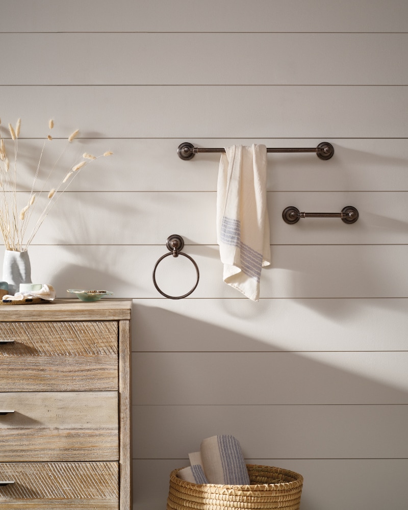 Juego de Accesorios para Baño Decorativo en Bronce Aceitado de 3 Piezas Moen Bradshaw- Barra de Toalla, Porta Papel Higiénico, Anillo para Toalla, Incluidos DN3693ORB
