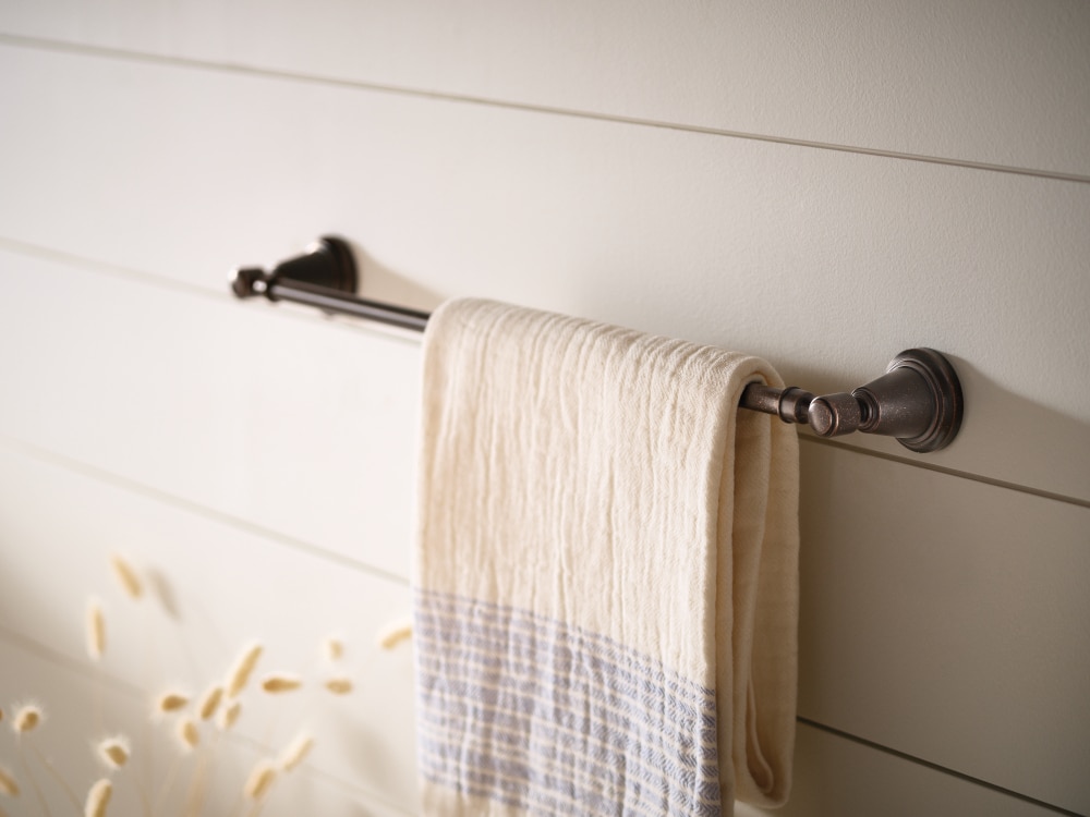 Juego de Accesorios para Baño Decorativo en Bronce Aceitado de 3 Piezas Moen Bradshaw- Barra de Toalla, Porta Papel Higiénico, Anillo para Toalla, Incluidos DN3693ORB