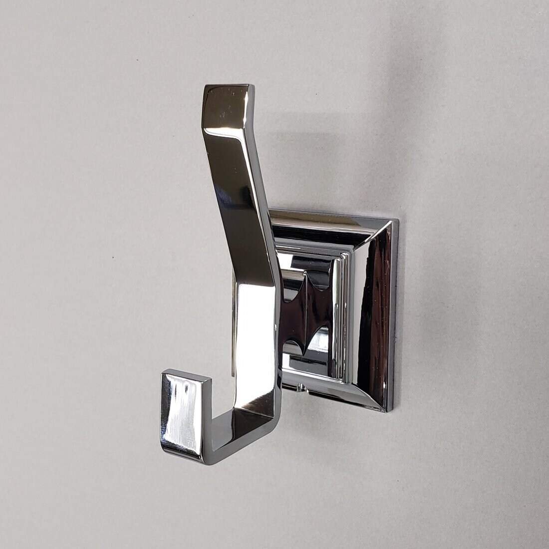 Set de accesorios de baño decorativos en cromo Leonard de 4 piezas ARISTA - Incluye barra de toalla, porta papel higiénico, argolla de toalla y gancho para batas