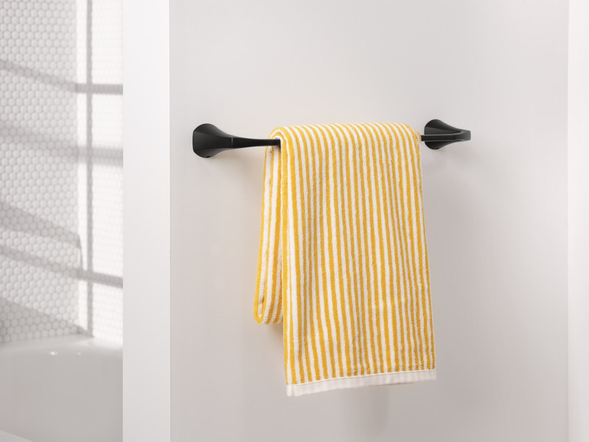 Juego de Accesorios Decorativos para Baño en Negro Mate de 3 Piezas Moen Lindor - Barra de Toalla, Portarrollos y Argolla para Toalla incluidos MY8793BL