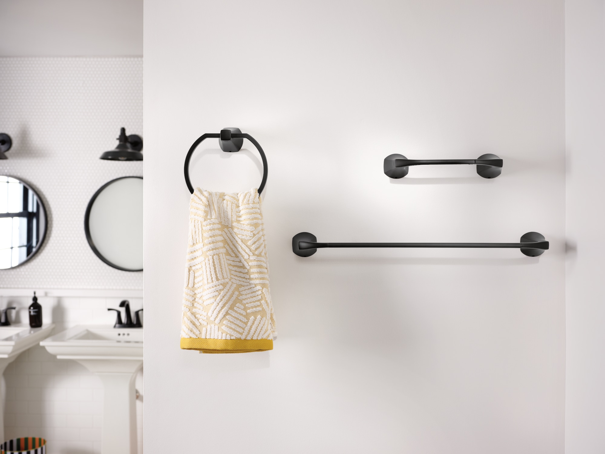 Juego de Accesorios Decorativos para Baño en Negro Mate de 3 Piezas Moen Lindor - Barra de Toalla, Portarrollos y Argolla para Toalla incluidos MY8793BL