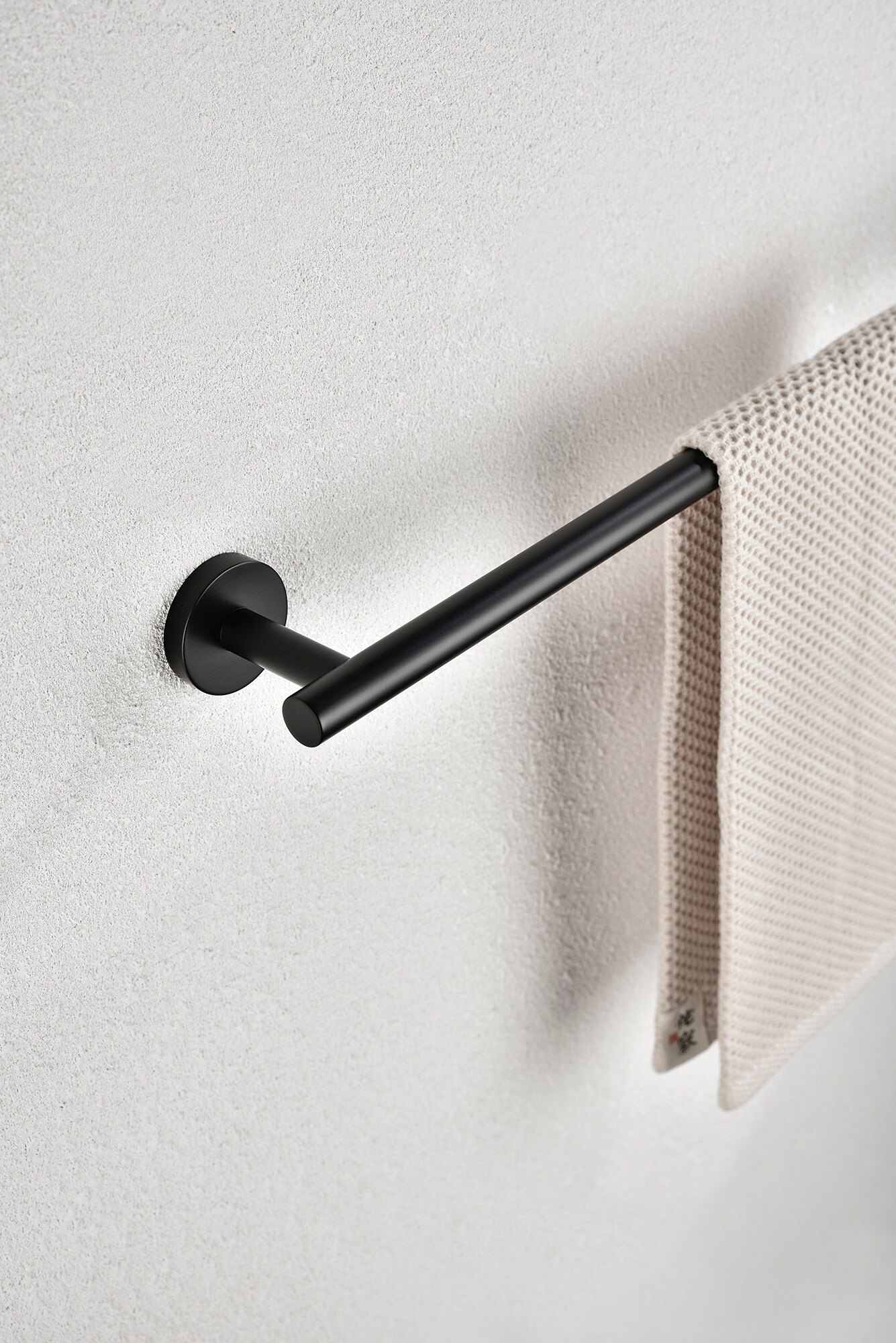 Juego de accesorios decorativos para baño de 5 piezas en negro mate incluye barra de toalla, porta papel higiénico, anillo para toalla y gancho para batas. WF-3300B
