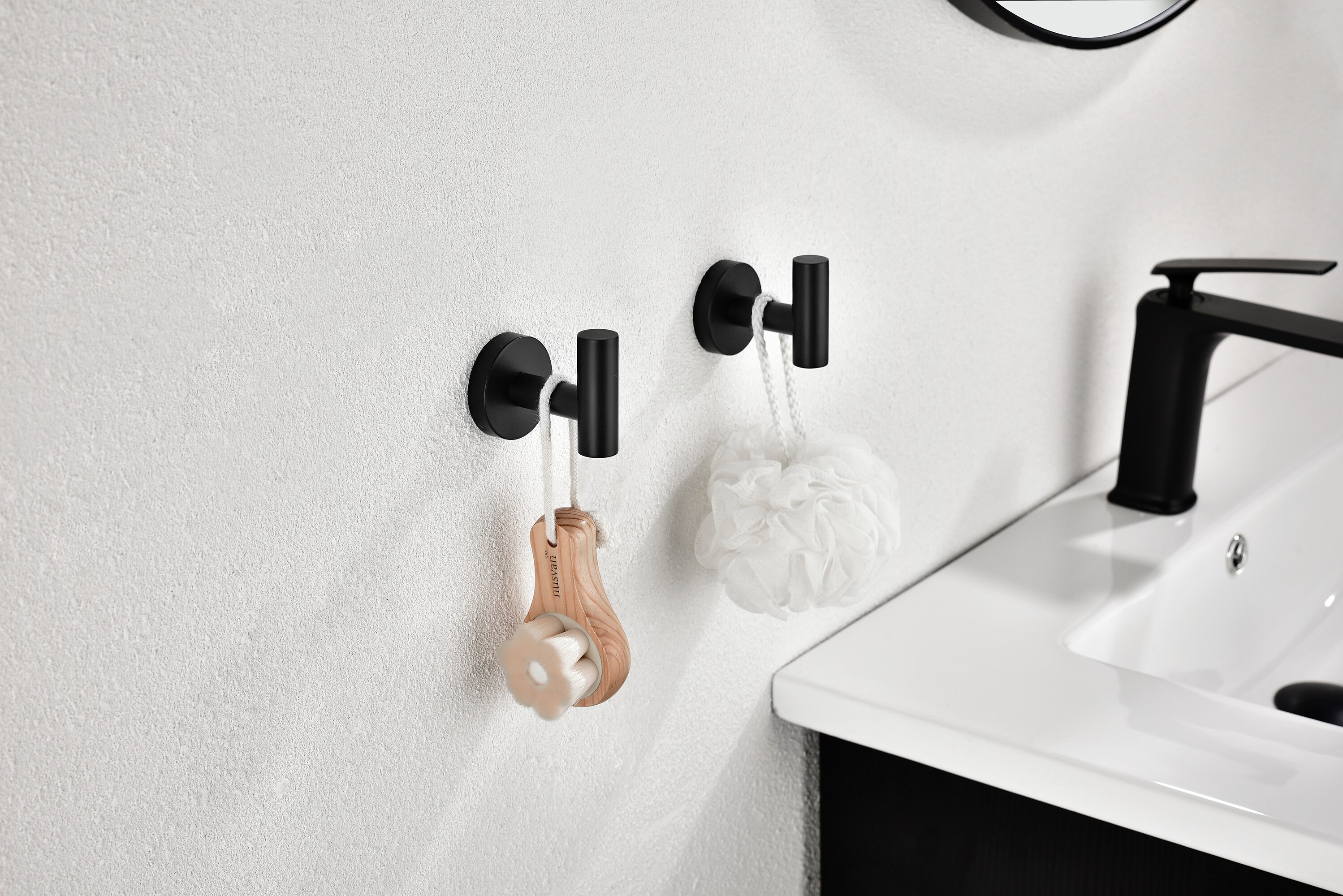 Juego de accesorios decorativos para baño de 5 piezas en negro mate incluye barra de toalla, porta papel higiénico, anillo para toalla y gancho para batas. WF-3300B