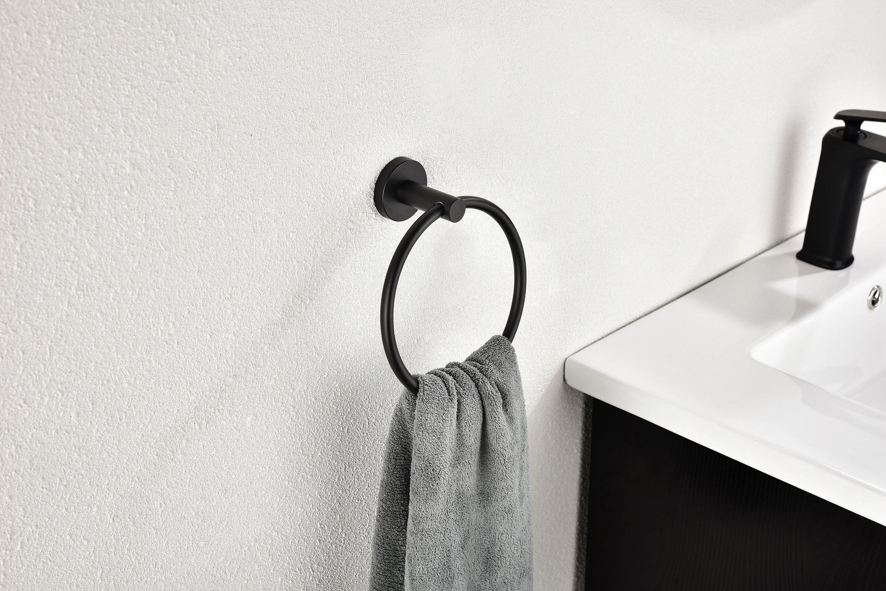 Juego de accesorios decorativos para baño de 5 piezas en negro mate incluye barra de toalla, porta papel higiénico, anillo para toalla y gancho para batas. WF-3300B