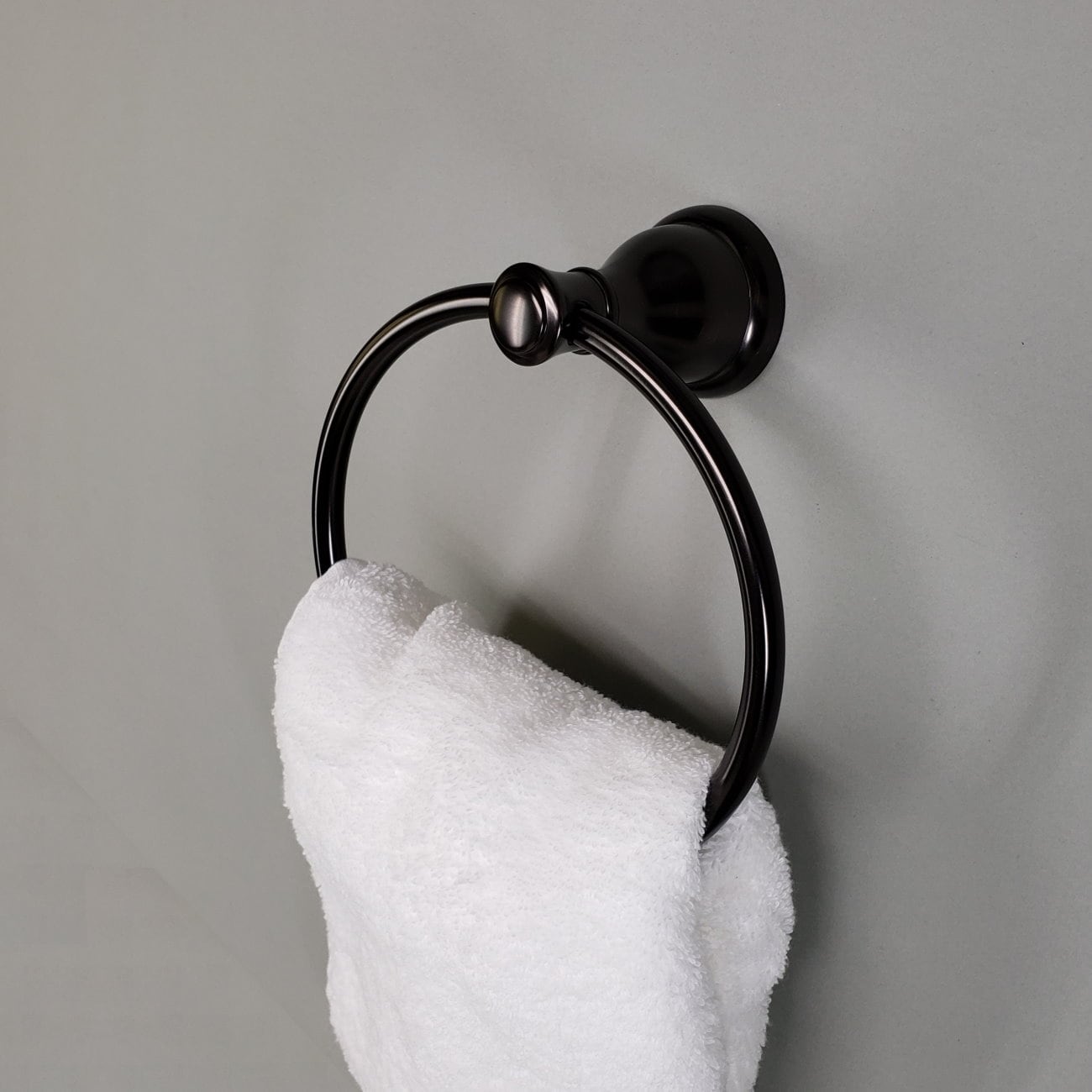 Set de accesorios de baño decorativos en bronce frotado con aceite de 4 piezas Castilla ARISTA - Incluye barra para toalla, porta papel higiénico, argolla para toalla y gancho para batas BA5903-4PC SET-ORB
