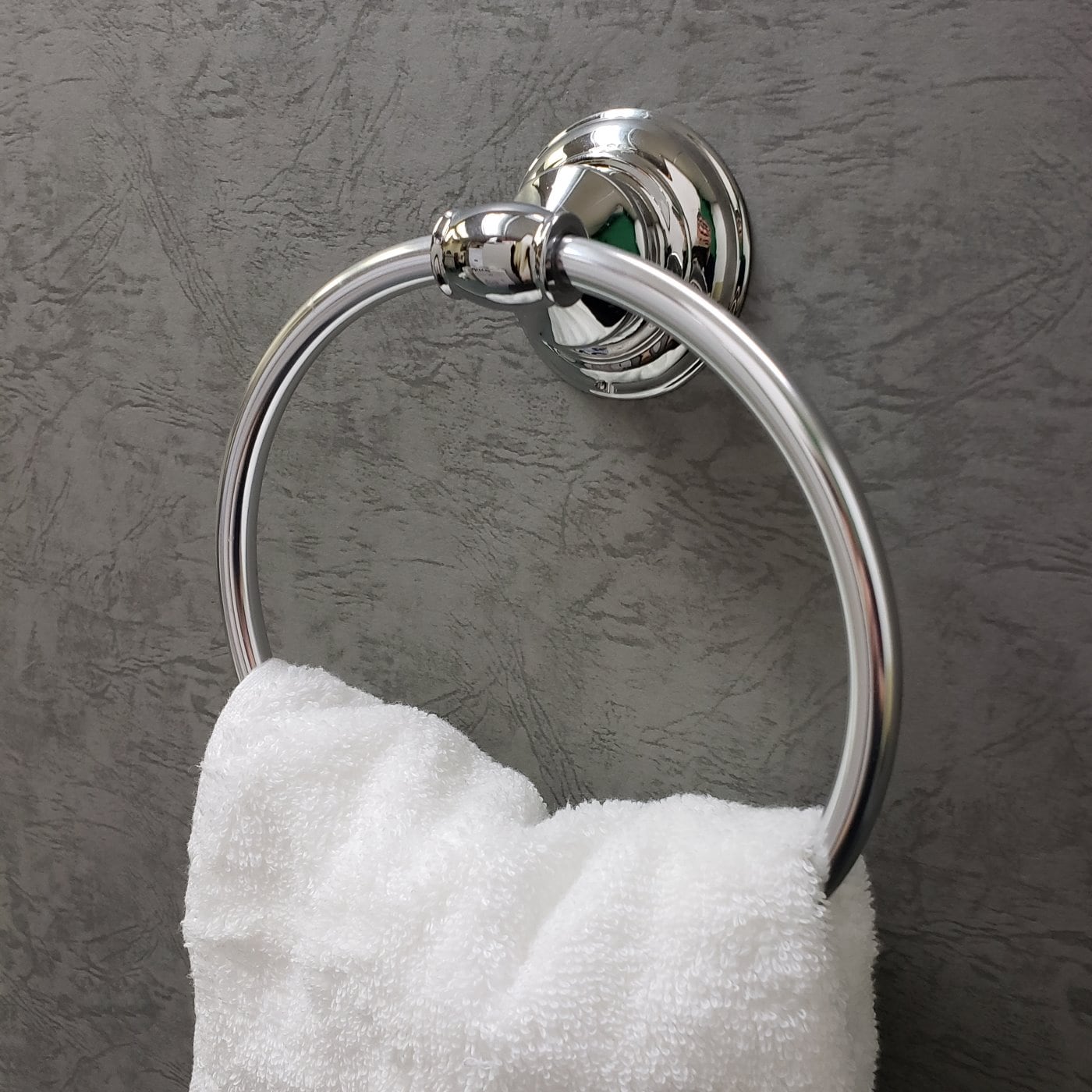 Juego de accesorios de baño cromados de la serie Highlander de 4 piezas ARISTA: Barra de toallas, porta papel higiénico, argolla para toallas y gancho para batas incluidos BA3501-4SET-CH