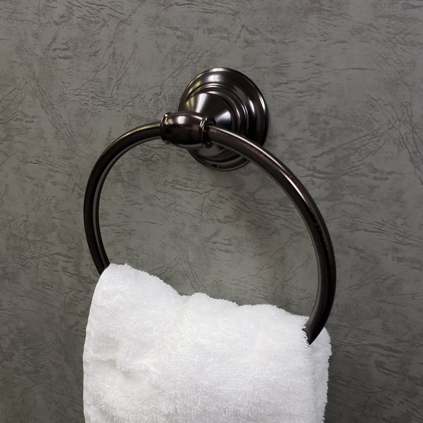 Juego de Accesorios para Baño de la Serie Highlander de 4 Piezas en Bronce Frotado con Aceite - Incluye Barra para Toallas, Porta Papel Higiénico, Anillo para Toallas y Gancho para Batas BA3503-4SET-ORB