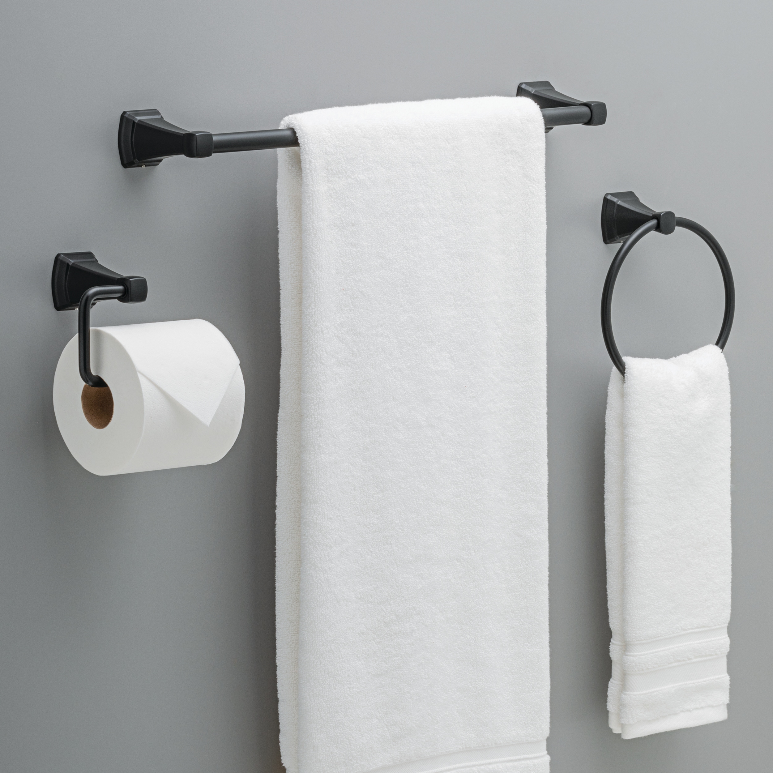 Juego de accesorios de baño decorativos en negro mate Delta Flynn de 3 piezas: Barra para toallas, Portarrollos de papel higiénico, Anillo para toallas incluidos FLY63-MB