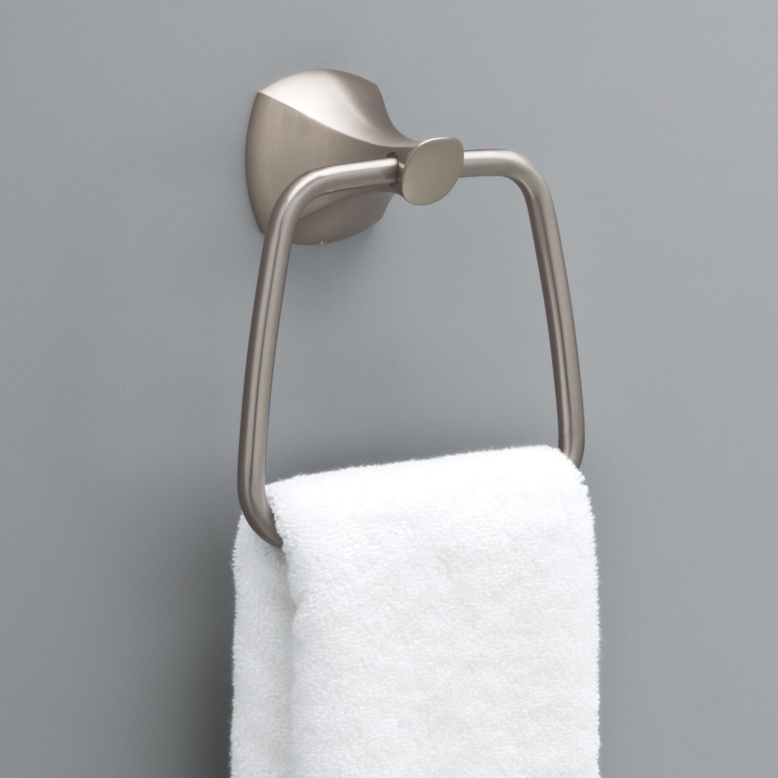 Juego de accesorios decorativos para baño en níquel cepillado Sandover Delta de 3 piezas con protección contra manchas: barra de toalla, porta papel higiénico y argolla para toallas incluidos SAN63-BN.