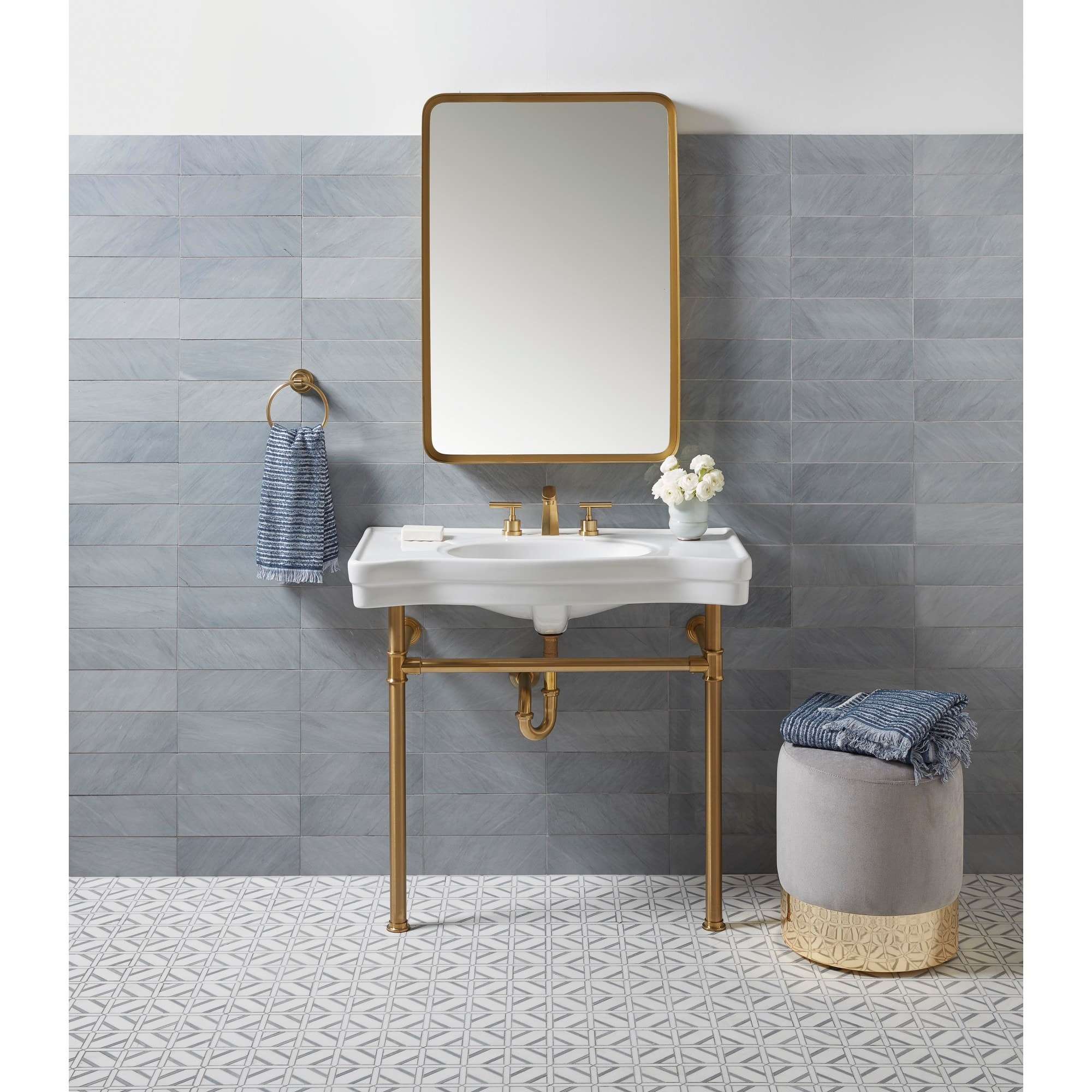 Set de accesorios decorativos para baño en latón cepillado Kingston Brass de 5 piezas: Barra para toallas, porta papel higiénico, argolla para toallas y gancho para batas incluidos.
