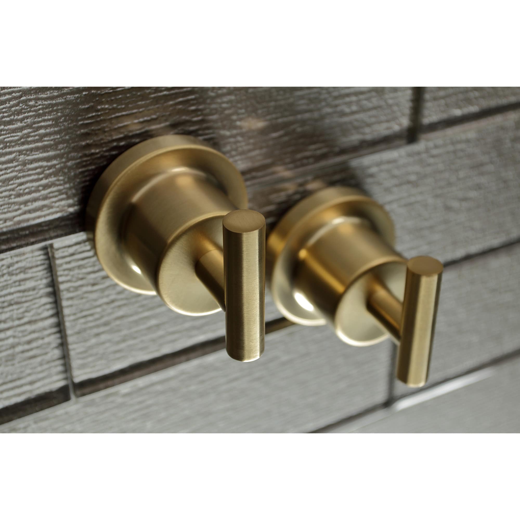 Juego de Accesorios de Baño Decorativos en Latón Cepillado de 5 Piezas Kingston Brass Concord: Barra de Toalla, Porta Papel, Argolla de Toalla, y Gancho para Bata incluidos