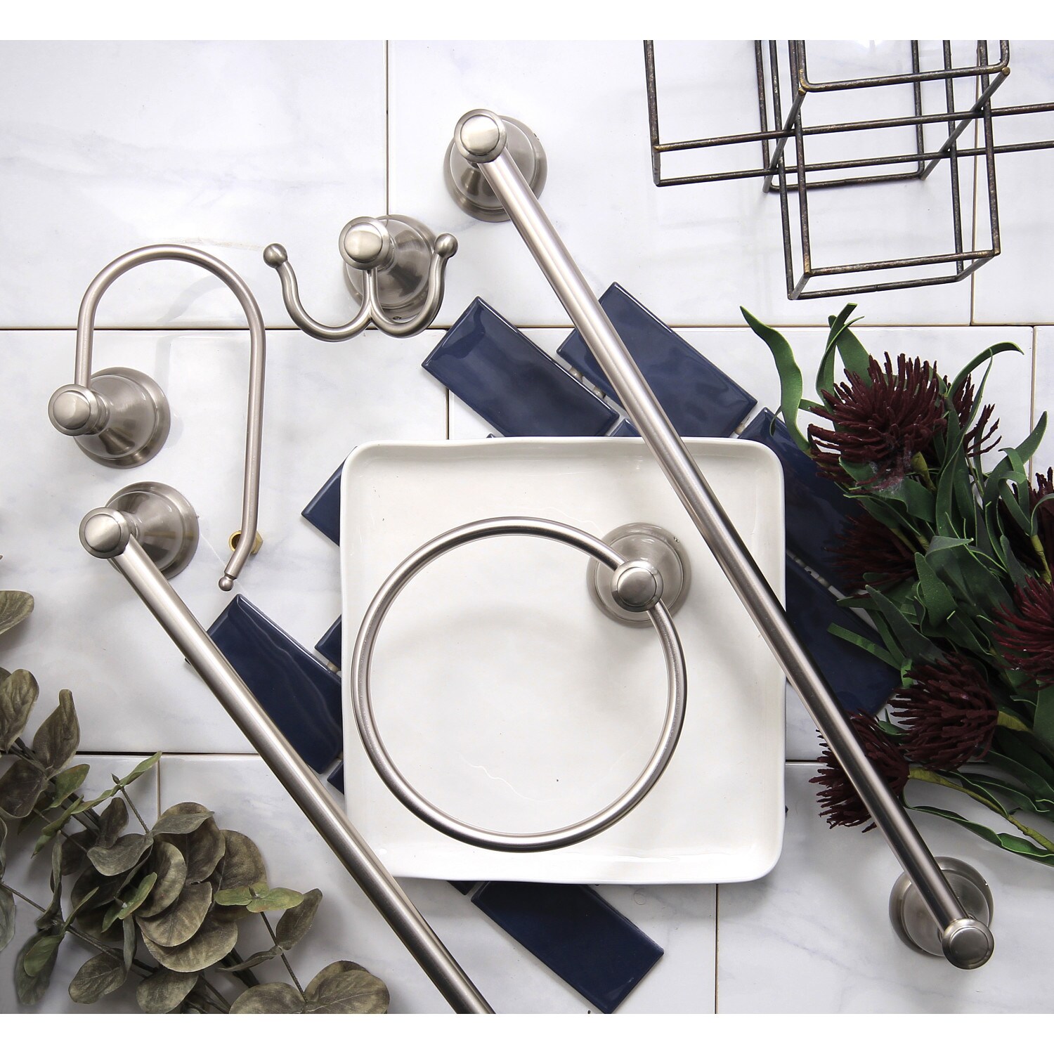 Juego de Accesorios de Baño Decorativos de Níquel Cepillado Kingston Brass 5 Piezas Mesa Verde - Barra de Toallas, Portarrollos de Papel, Anillo de Toalla, Gancho para Batas incluidos.