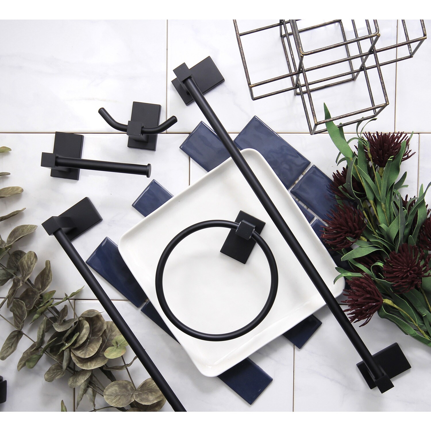 Juego de accesorios de baño decorativos en negro mate estilo continental de 5 piezas Kingston Brass: Barra para toallas, porta papel higiénico, argolla para toallas y gancho para batas incluidos.
