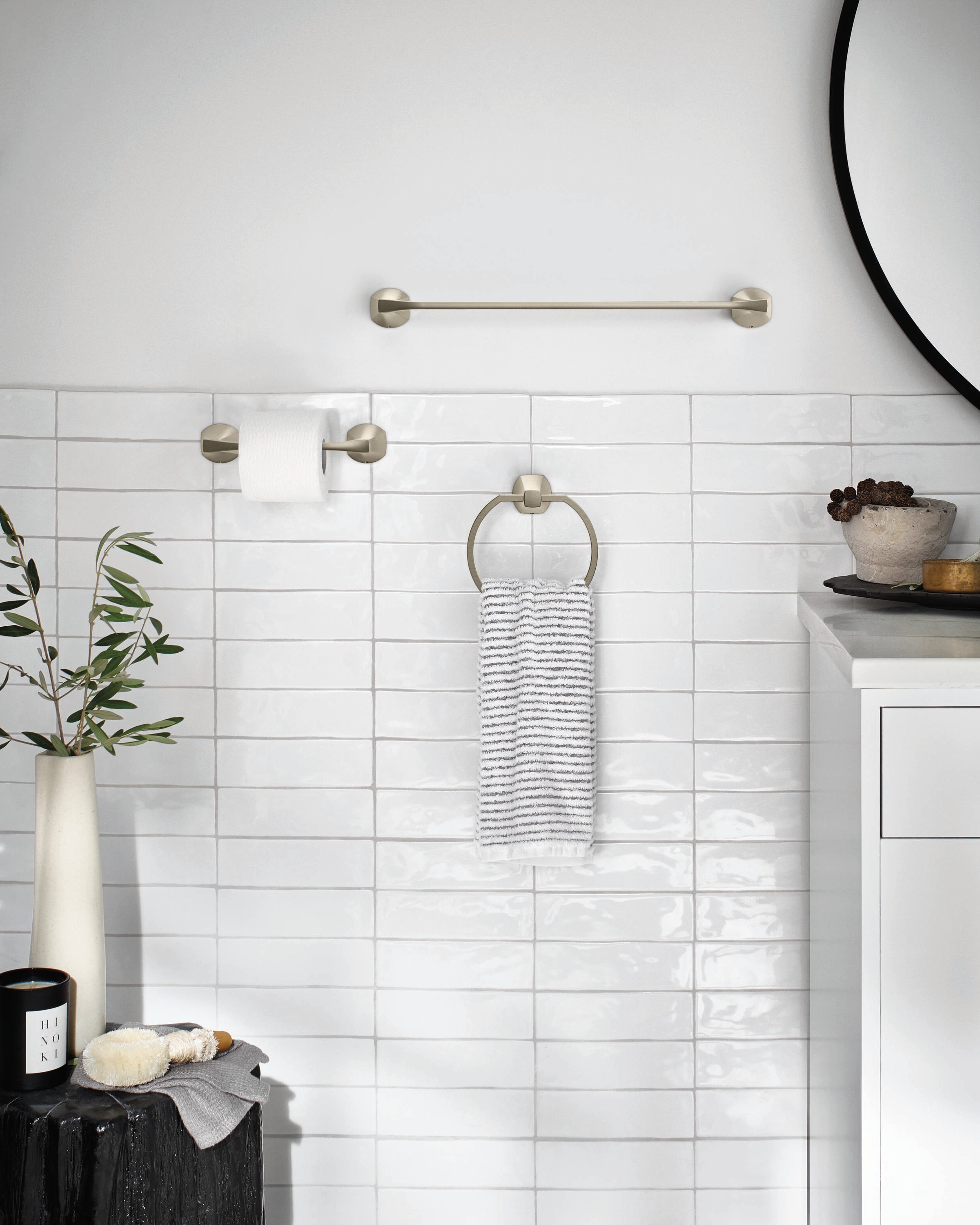 Juego de accesorios de baño decorativos de tres piezas Lindor en níquel cepillado de Moen - Barra de toallas, portarrollos y argolla de toallas incluidos MY8793BN
