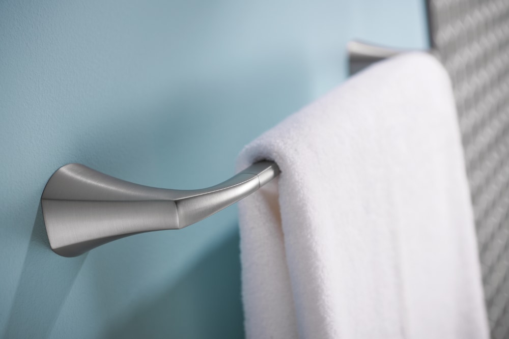 Juego de accesorios de baño decorativos de tres piezas Lindor en níquel cepillado de Moen - Barra de toallas, portarrollos y argolla de toallas incluidos MY8793BN