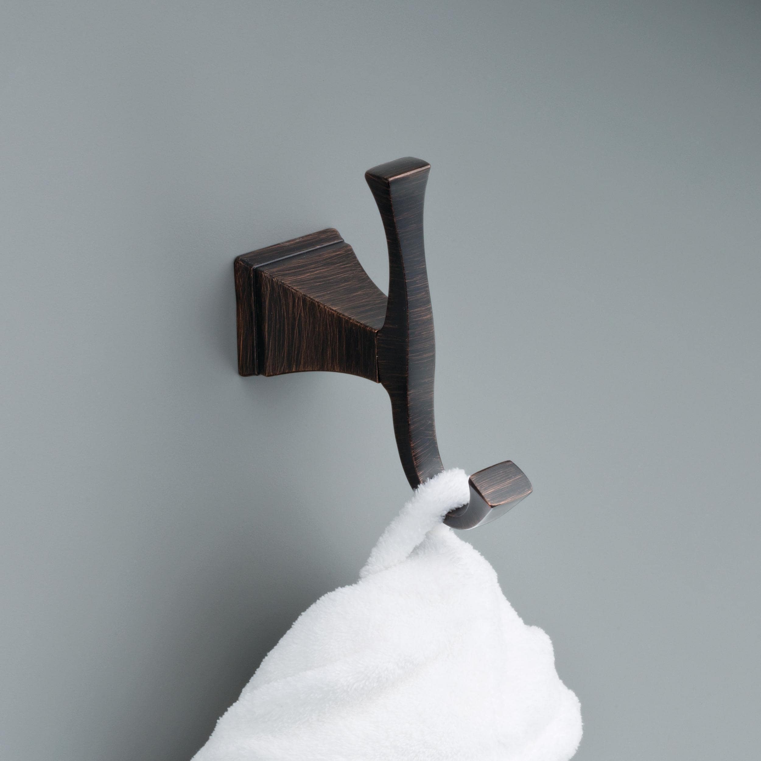 Set de accesorios de baño decorativos Delta Dryden de 4 piezas en bronce veneciano: barra de toalla, porta papel higiénico, argolla para toalla, gancho para batas incluido DRY63-VBR-K4