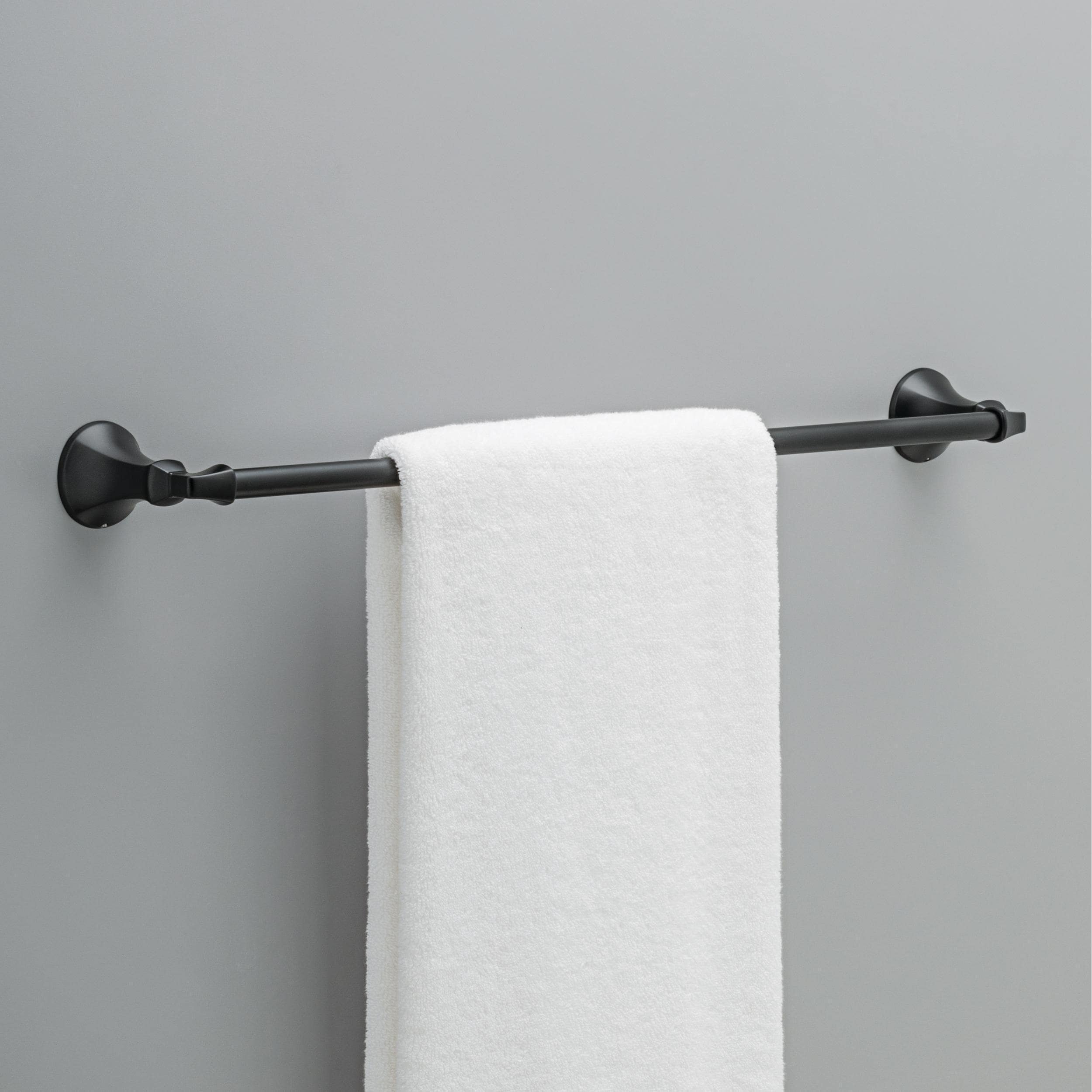 Juego de accesorios de baño decorativos en negro mate Ashlyn de 4 piezas Delta: Barra para toallas, portarrollos de papel, argolla para toallas y gancho para batas incluido ALY64-MB-VK