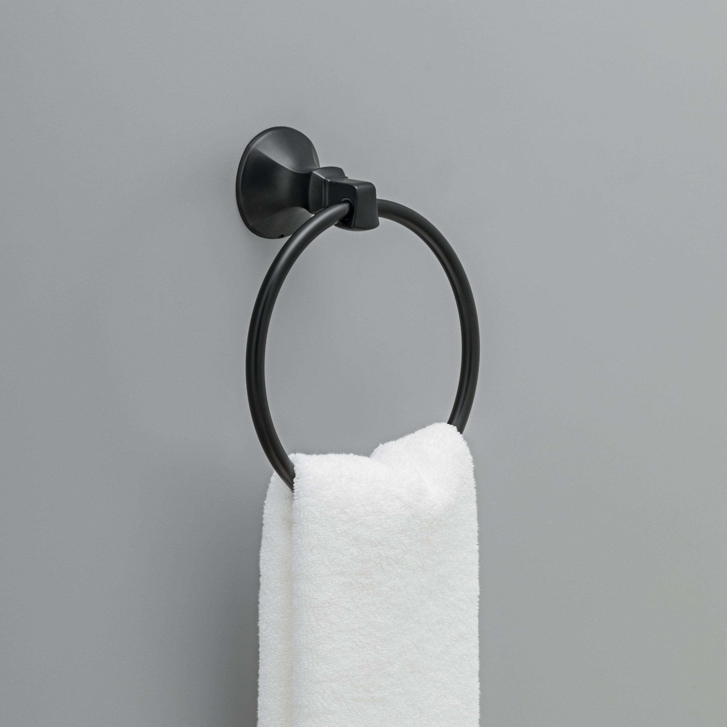 Juego de accesorios de baño decorativos en negro mate Ashlyn de 4 piezas Delta: Barra para toallas, portarrollos de papel, argolla para toallas y gancho para batas incluido ALY64-MB-VK