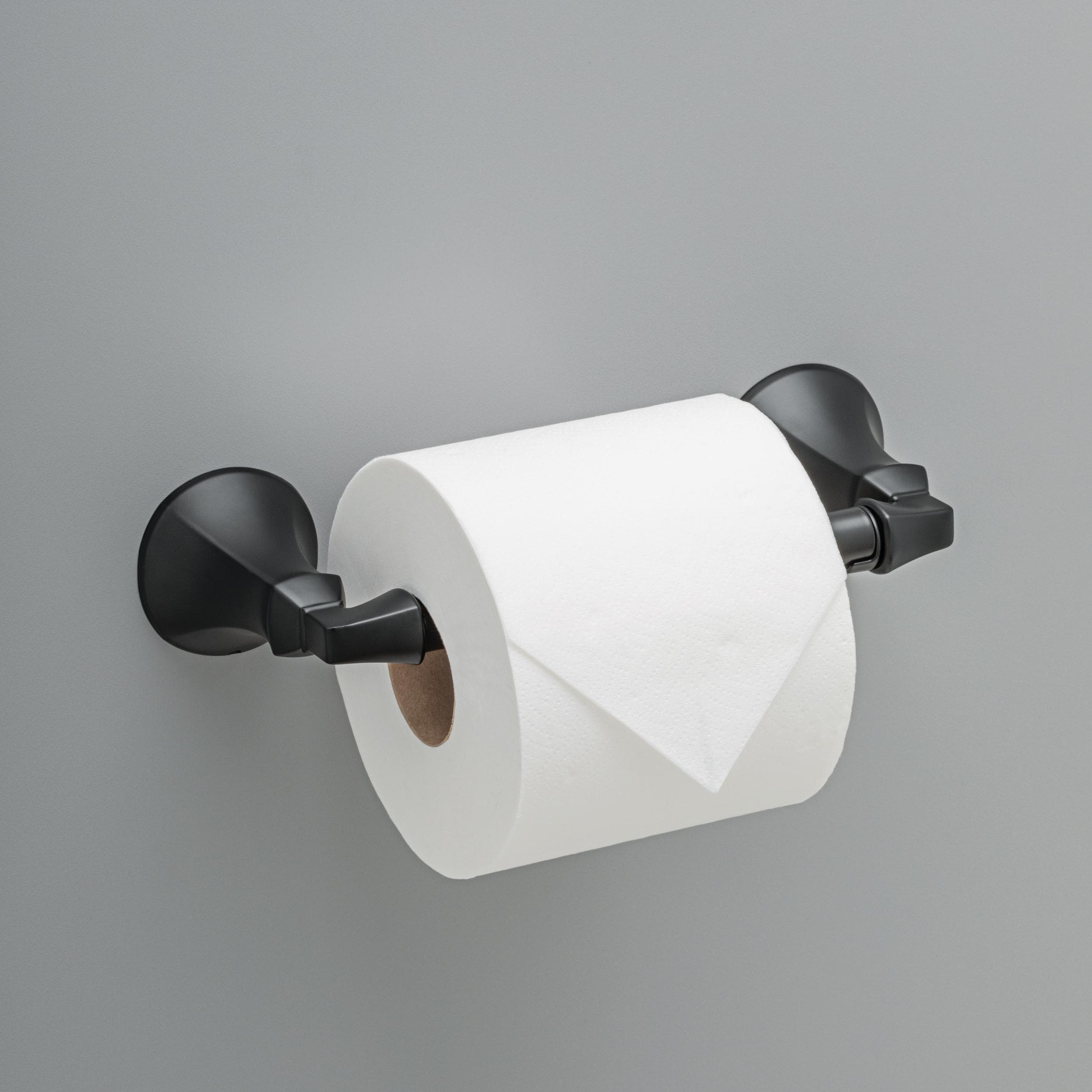Juego de accesorios de baño decorativos en negro mate Ashlyn de 4 piezas Delta: Barra para toallas, portarrollos de papel, argolla para toallas y gancho para batas incluido ALY64-MB-VK