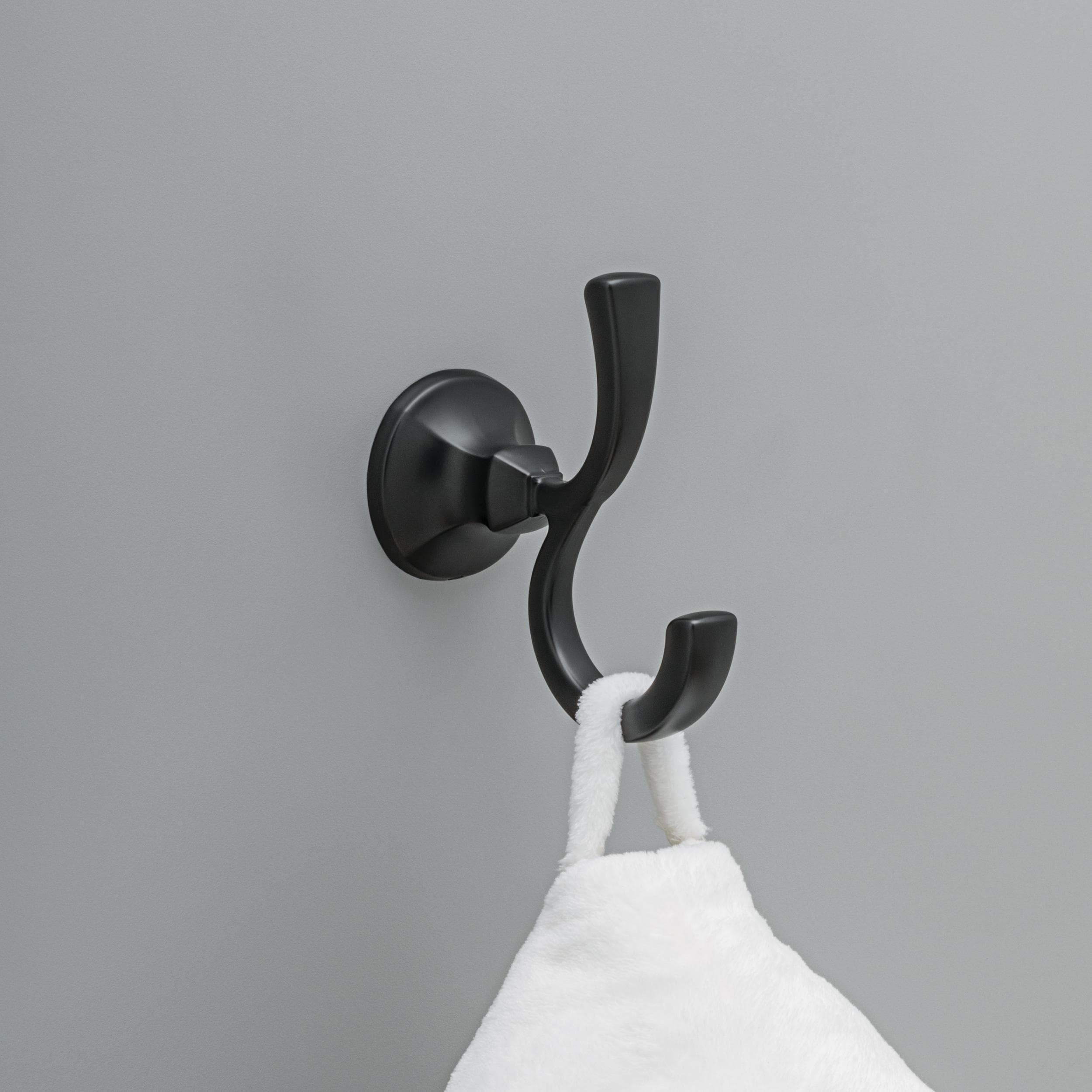 Juego de accesorios de baño decorativos en negro mate Ashlyn de 4 piezas Delta: Barra para toallas, portarrollos de papel, argolla para toallas y gancho para batas incluido ALY64-MB-VK