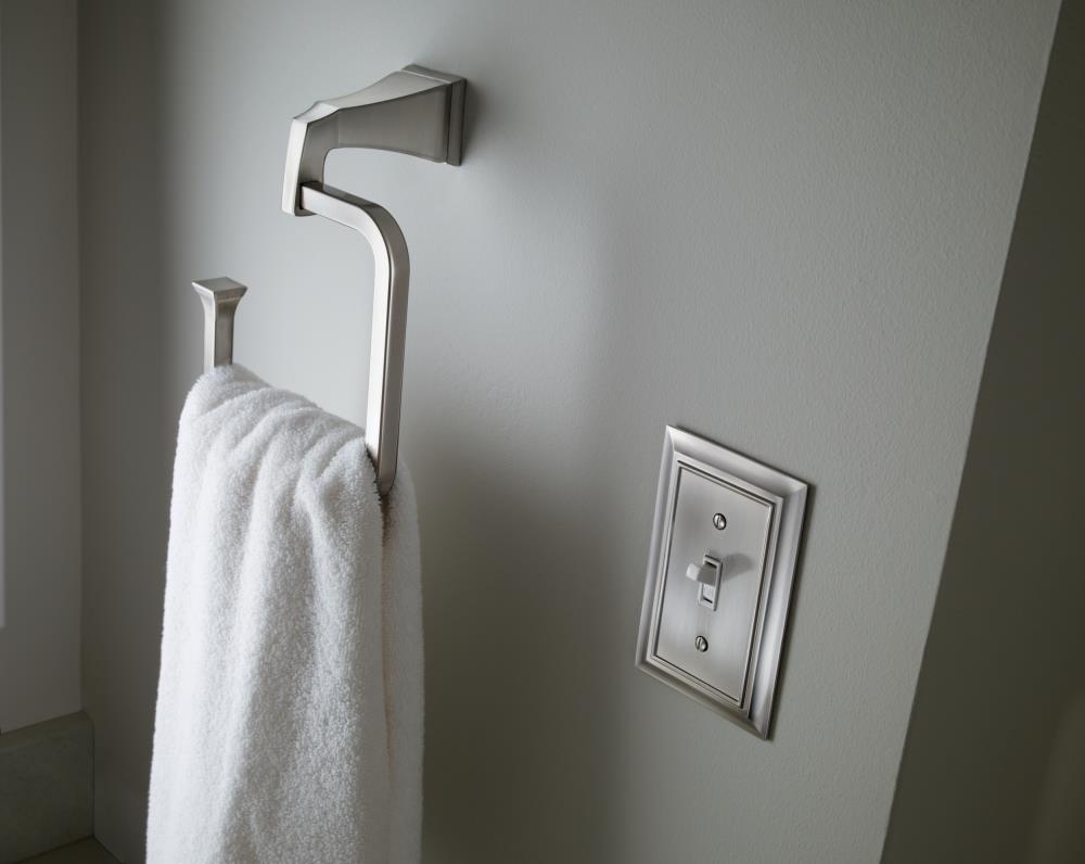 Juego de accesorios decorativos para baño de acero inoxidable Delta Dryden de 4 piezas: barra para toallas, portarrollos, argolla para toallas y gancho para batas incluidos DRY63-SS-K4