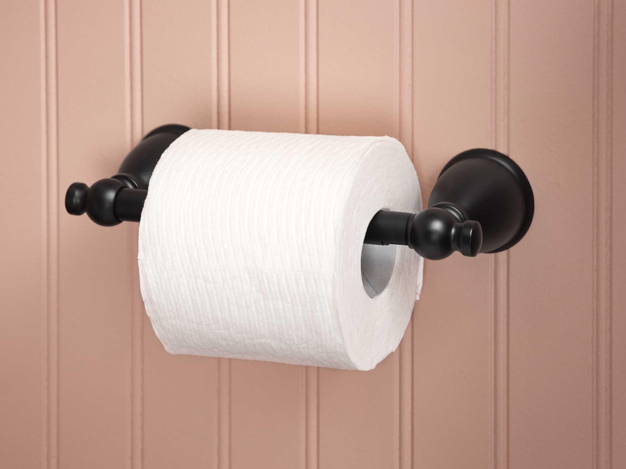 Juego de accesorios de baño decorativo en mate negro Moen Caldwell de 3 piezas - Barra de toalla, portarrollos de papel higiénico, anillo de toalla incluidos Y3193BL.