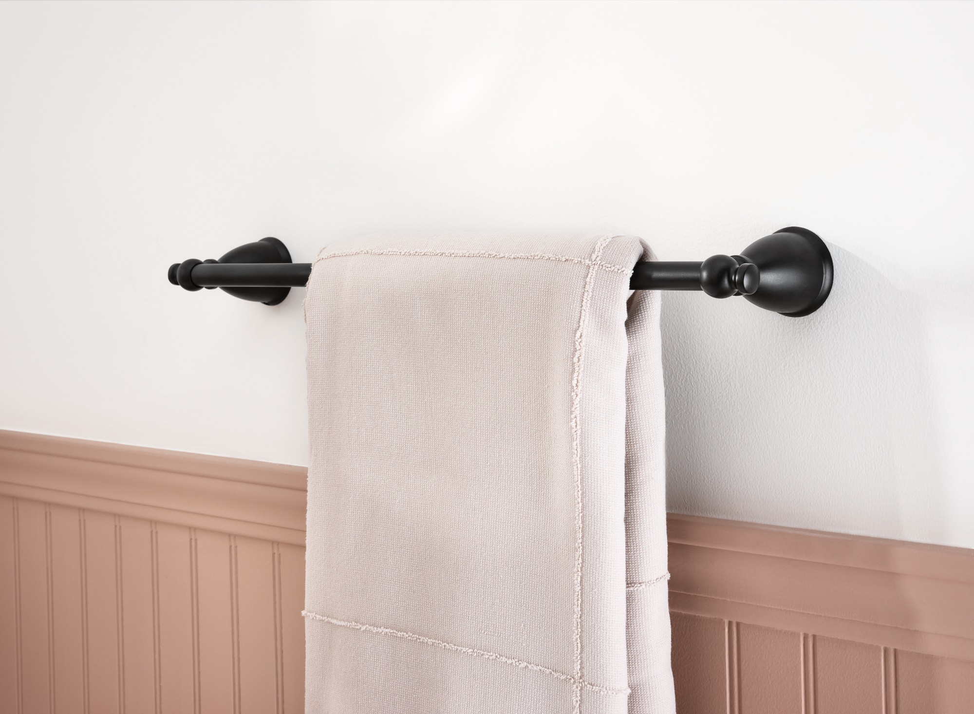 Juego de accesorios de baño decorativo en mate negro Moen Caldwell de 3 piezas - Barra de toalla, portarrollos de papel higiénico, anillo de toalla incluidos Y3193BL.