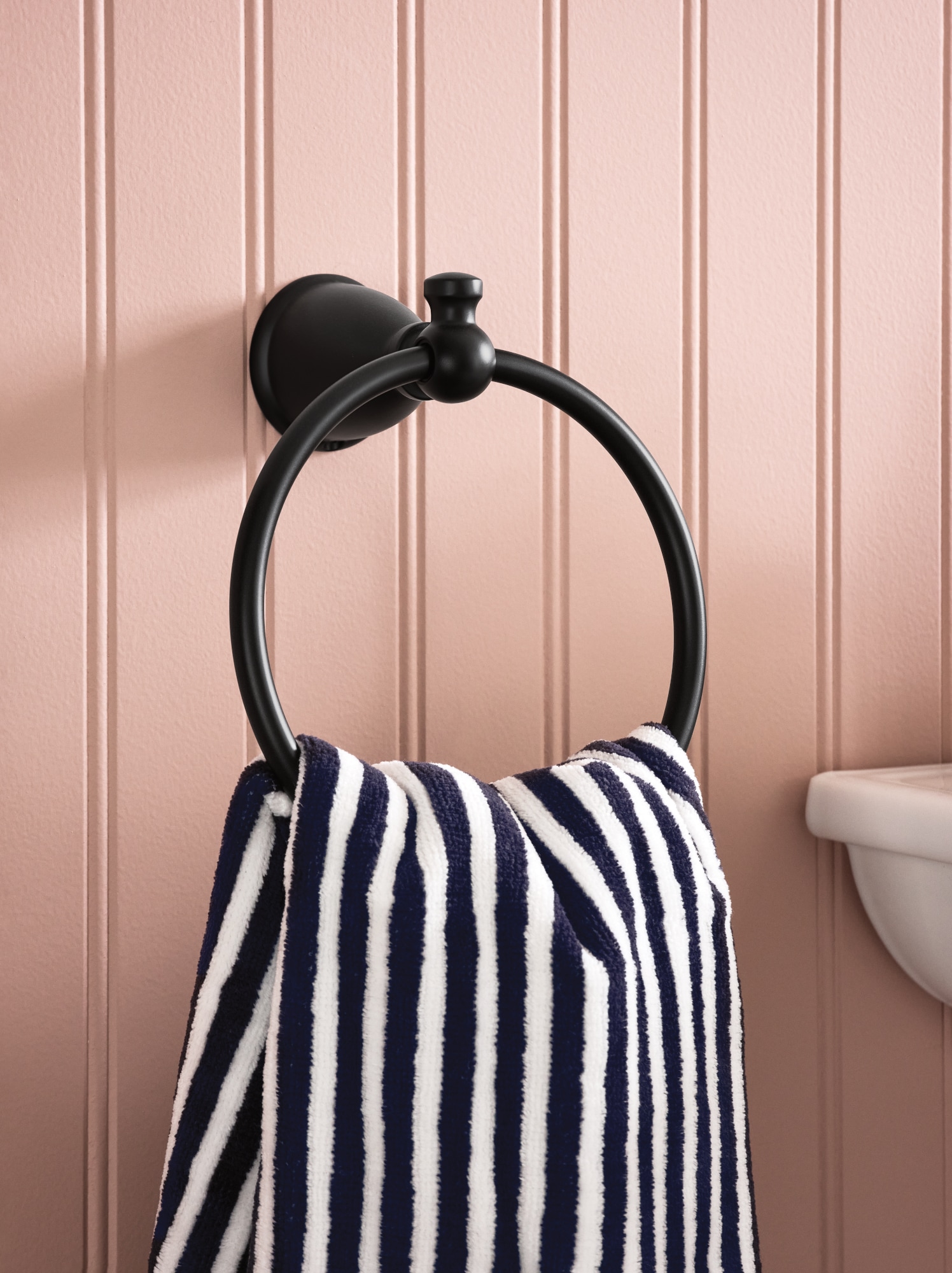 Juego de accesorios de baño decorativo en mate negro Moen Caldwell de 3 piezas - Barra de toalla, portarrollos de papel higiénico, anillo de toalla incluidos Y3193BL.