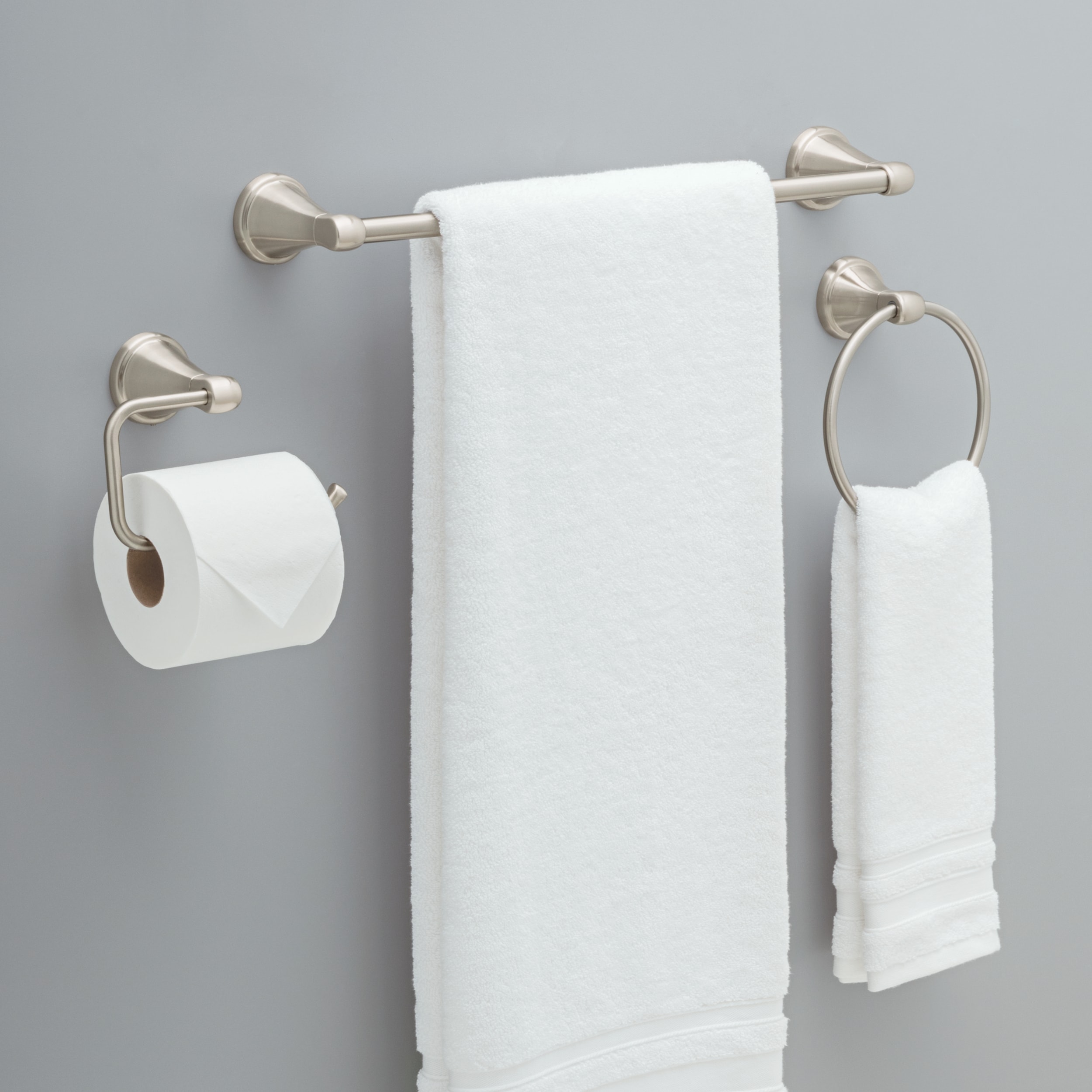 Juego de 3 piezas de accesorios de baño decorativos en níquel cepillado de la serie Becker de Delta con protección contra manchas. Incluye barra para toallas, porta papel higiénico y argolla para toallas BCK63-DN.
