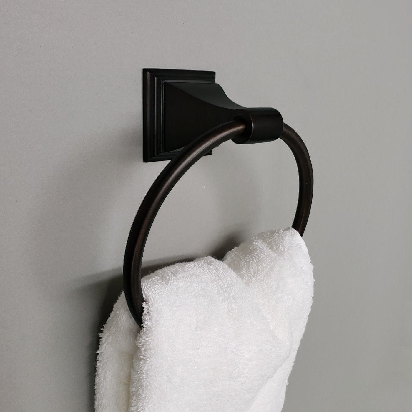 Juego de 3 Piezas de Accesorios de Baño Decorativos en Bronce Aceitado Leonard ARISTA - Barra de Toallas, Porta Rollos de Papel y Aro para Toallas, Incluido 1703-3SET-ORB