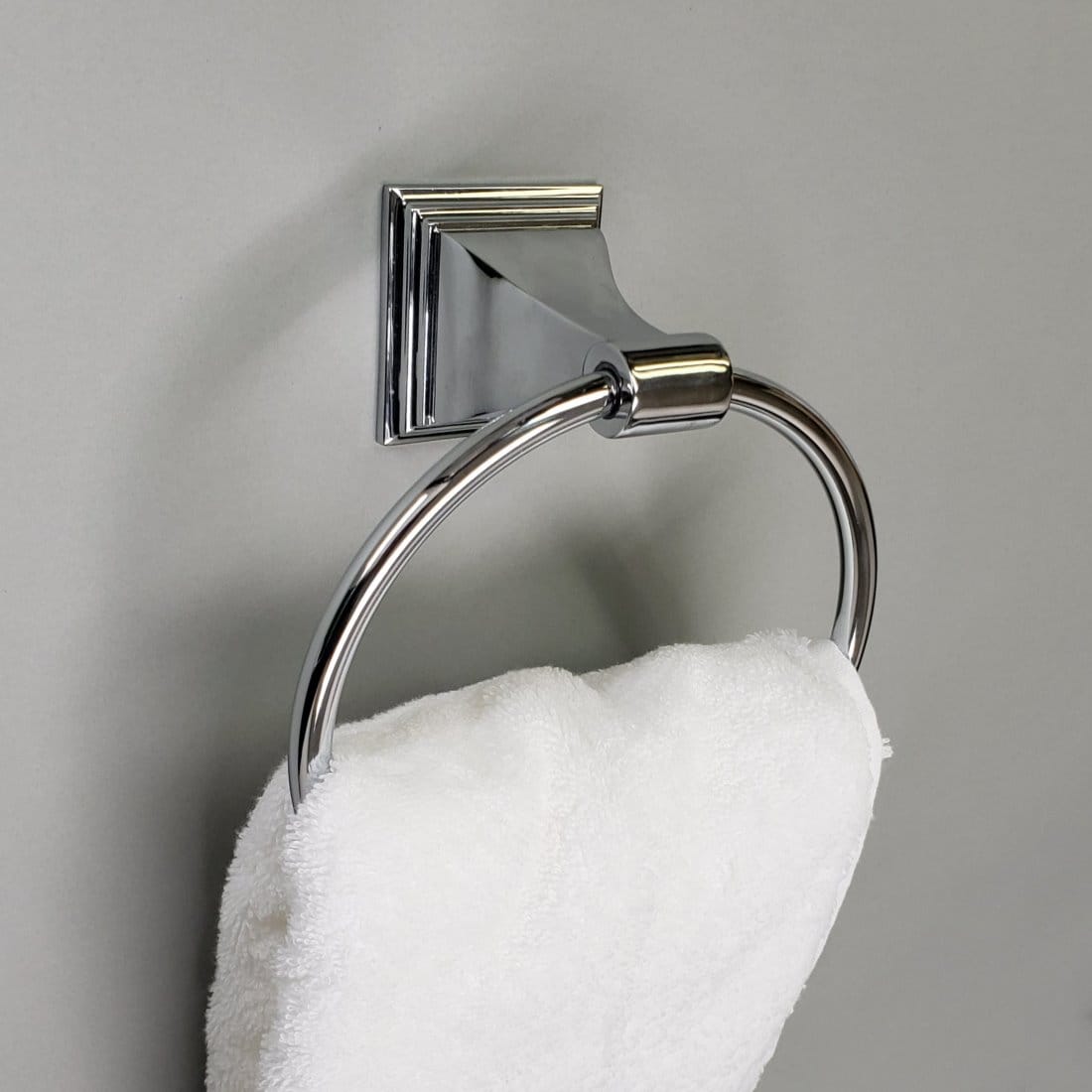 Juego de accesorios de baño decorativos Leonard cromados de 3 piezas ARISTA - Barra de toallas, porta papel higiénico, anillo de toallas incluidos 1701-3SET-CH