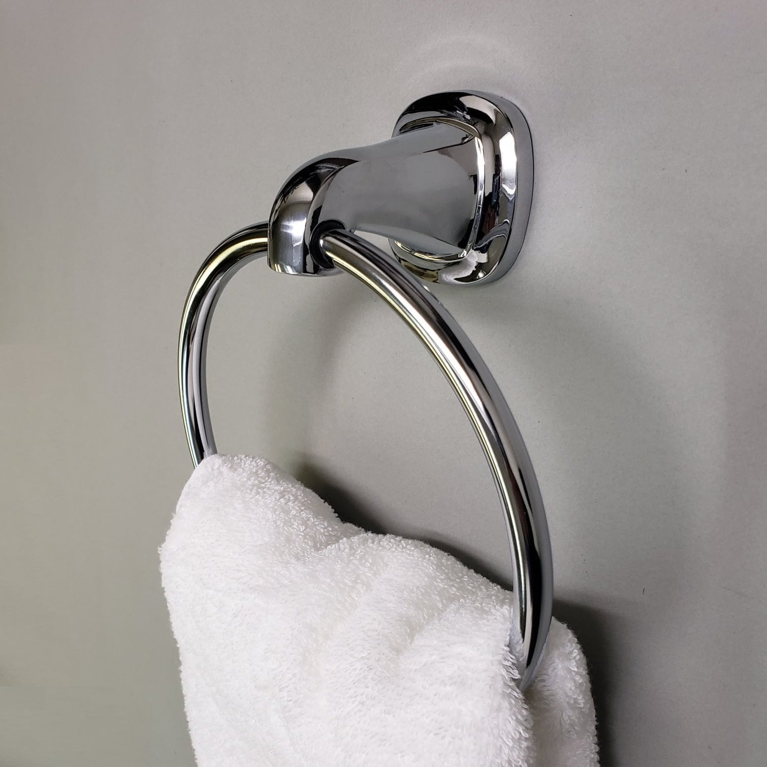 Juego de Accesorios de Baño Decorativos de Cromo Belding de 3 piezas ARISTA - Barra de Toallas, Porta Papel Higiénico y Argolla de Toalla, Incluido 5701-3SET-CH