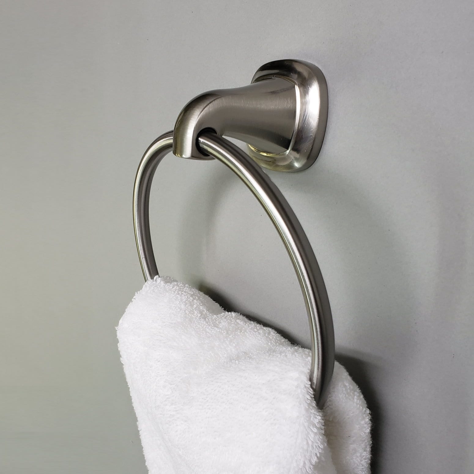 Juego de accesorios para baño decorativos ARISTA de 3 piezas en níquel satinado que incluye barra para toallas, portarrollos de papel higiénico y argolla para toallas.
