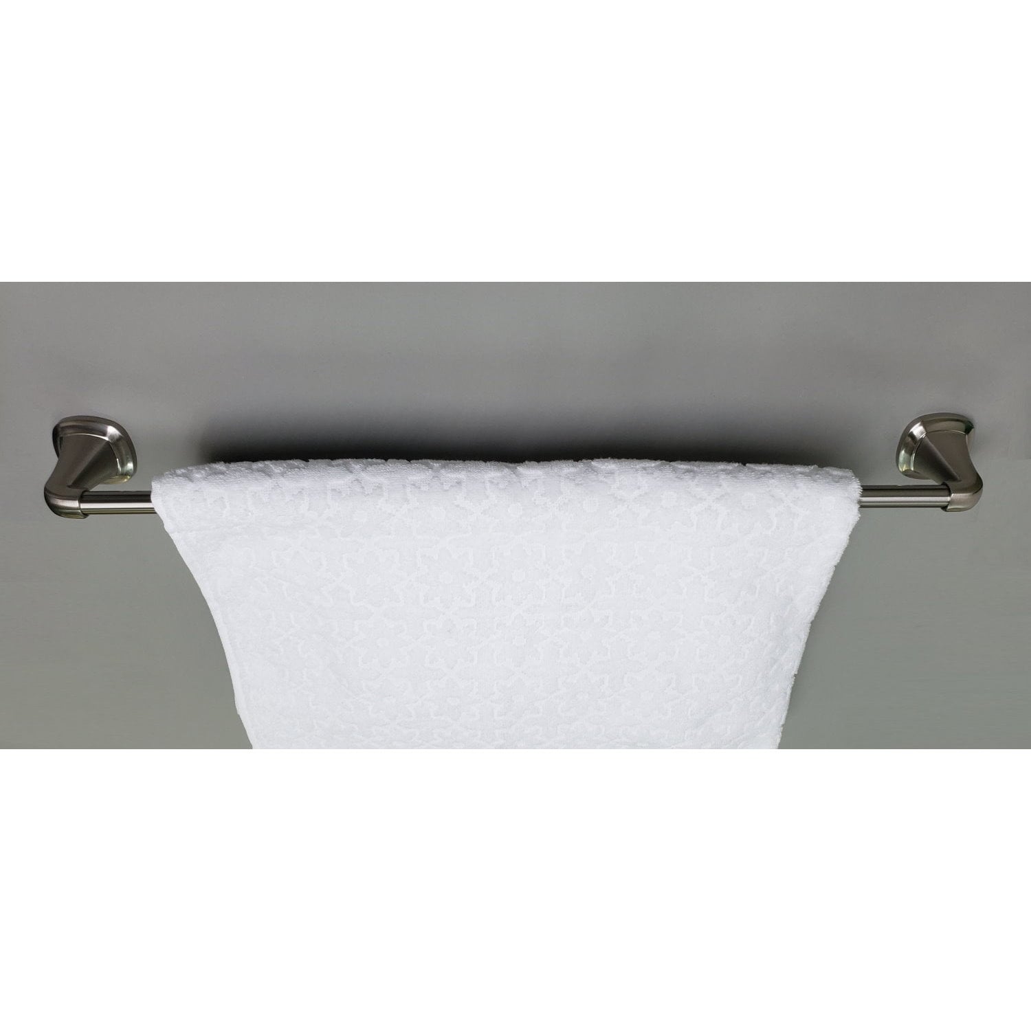 Juego de accesorios para baño decorativos ARISTA de 3 piezas en níquel satinado que incluye barra para toallas, portarrollos de papel higiénico y argolla para toallas.