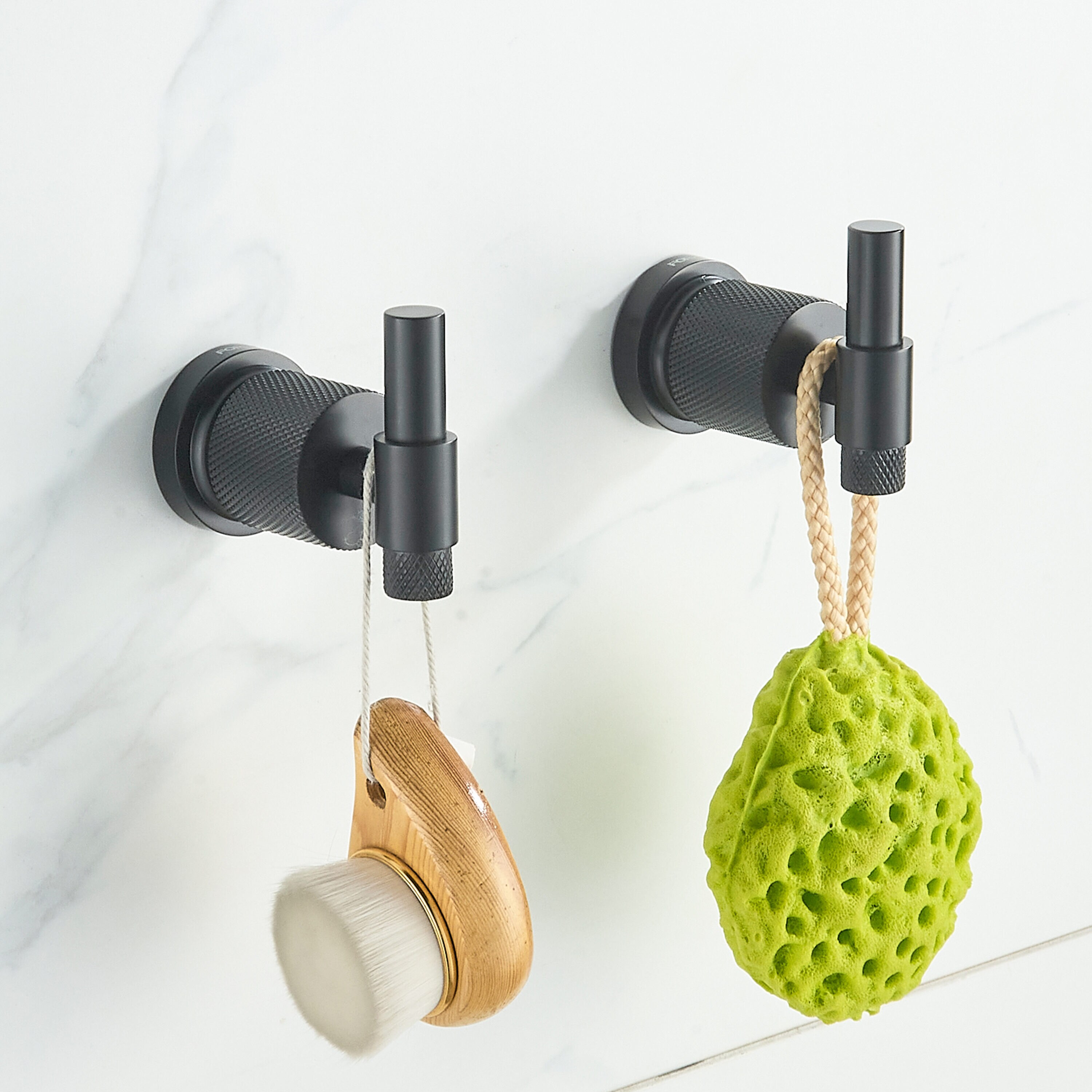 Juego de accesorios de baño decorativos en negro de 4 piezas: barra para toallas, portarrollos de papel higiénico, gancho para batas incluido LL19011B4C