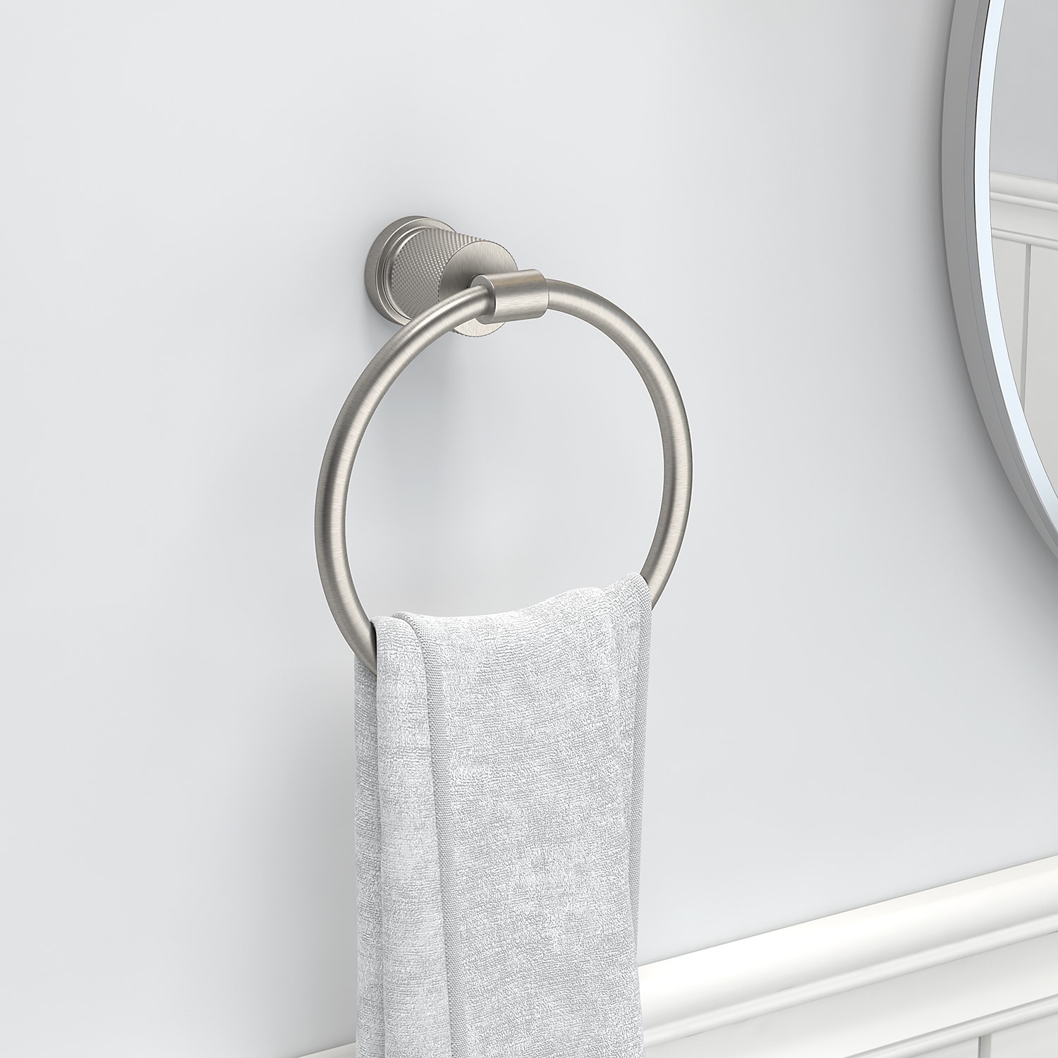 Set de accesorios para baño decorativos de 4 piezas en níquel cepillado, incluye barra de toallas, porta papel higiénico y gancho para batas.
