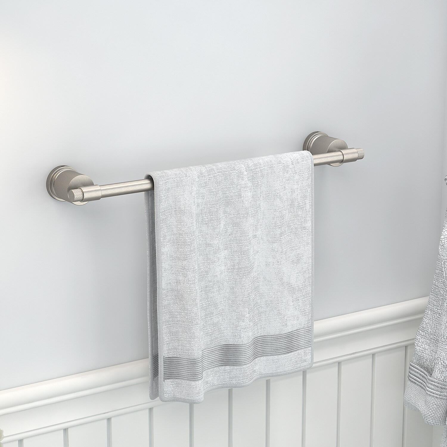 Set de accesorios para baño decorativos de 4 piezas en níquel cepillado, incluye barra de toallas, porta papel higiénico y gancho para batas.