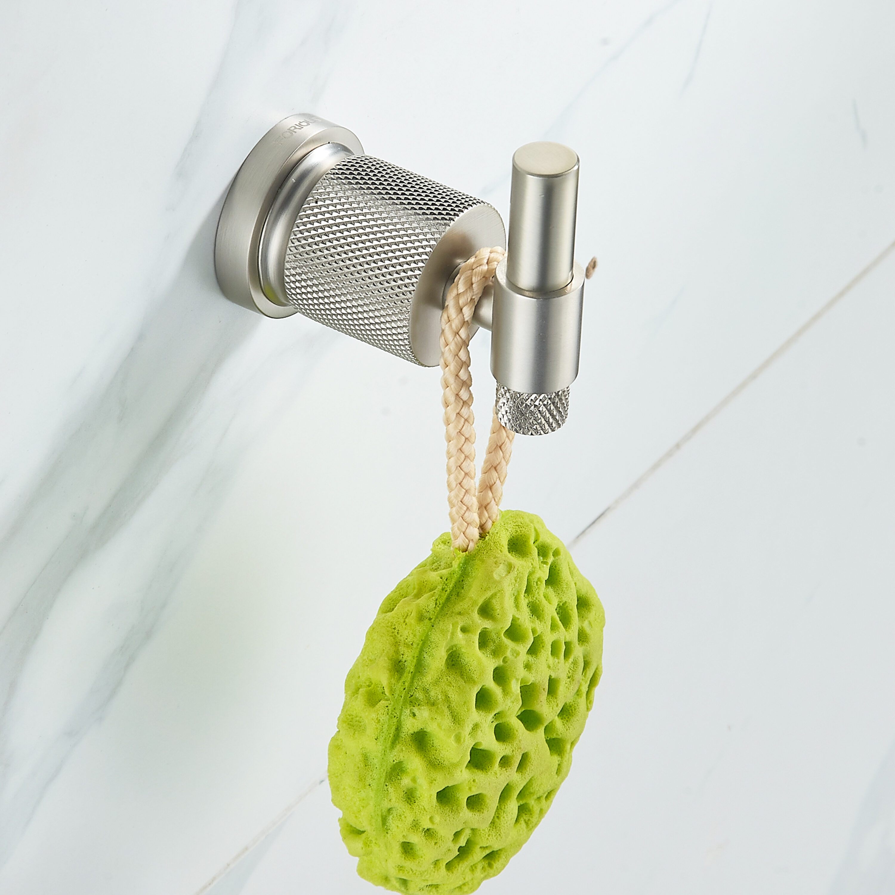 Juego de Accesorios Decorativos para Baño de 4 Piezas en Níquel Cepillado - Barra de Toallas, Porta Papel Higiénico, Gancho para Batas incluido LL19011BN4C