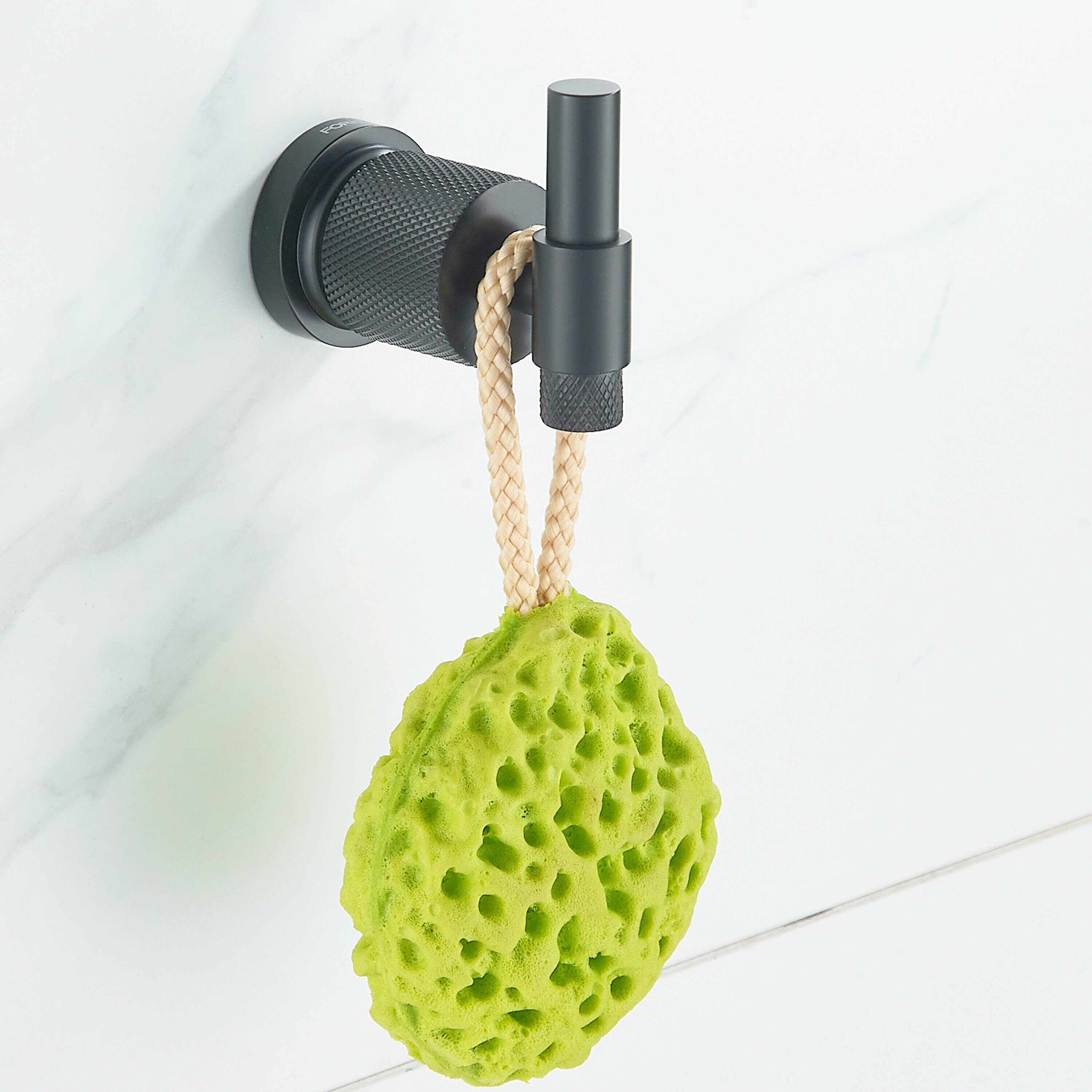 Juego de Accesorios de Baño Decorativos en Negro de 4 Piezas FORIOUS, Incluye Barra de Toalla, Portarrollos de Papel, Anillo de Toalla y Gancho para Bata LL19011B4A