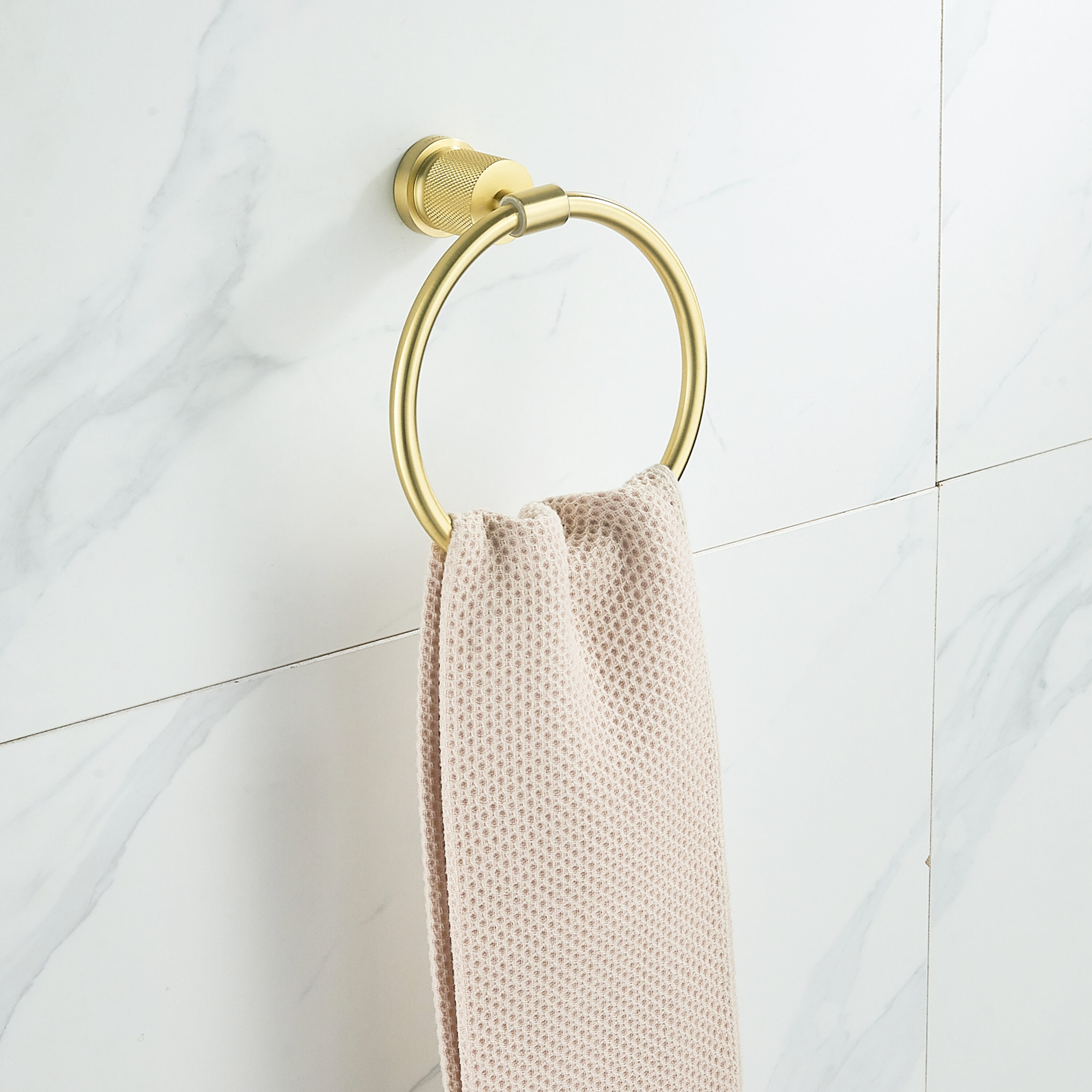 Juego de accesorios de baño decorativos en dorado de 3 piezas FORIOUS: Barra de toallas, portarrollos y argolla para toallas incluidos LL19011G3A
