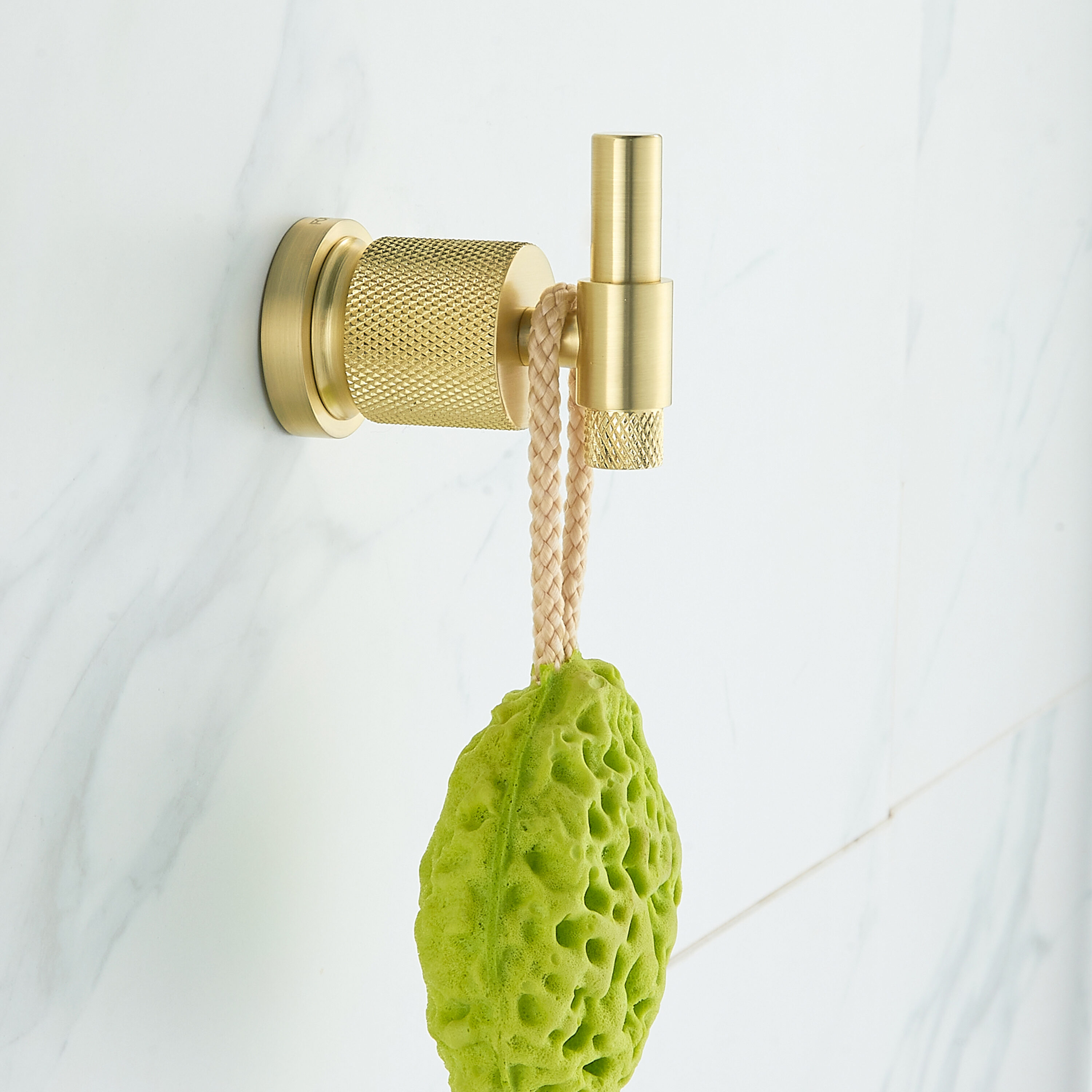 Set de accesorios de baño decorativos en dorado de 4 piezas FORIOUS, que incluye toallero, porta papel higiénico y gancho para batas LL19011G4C.