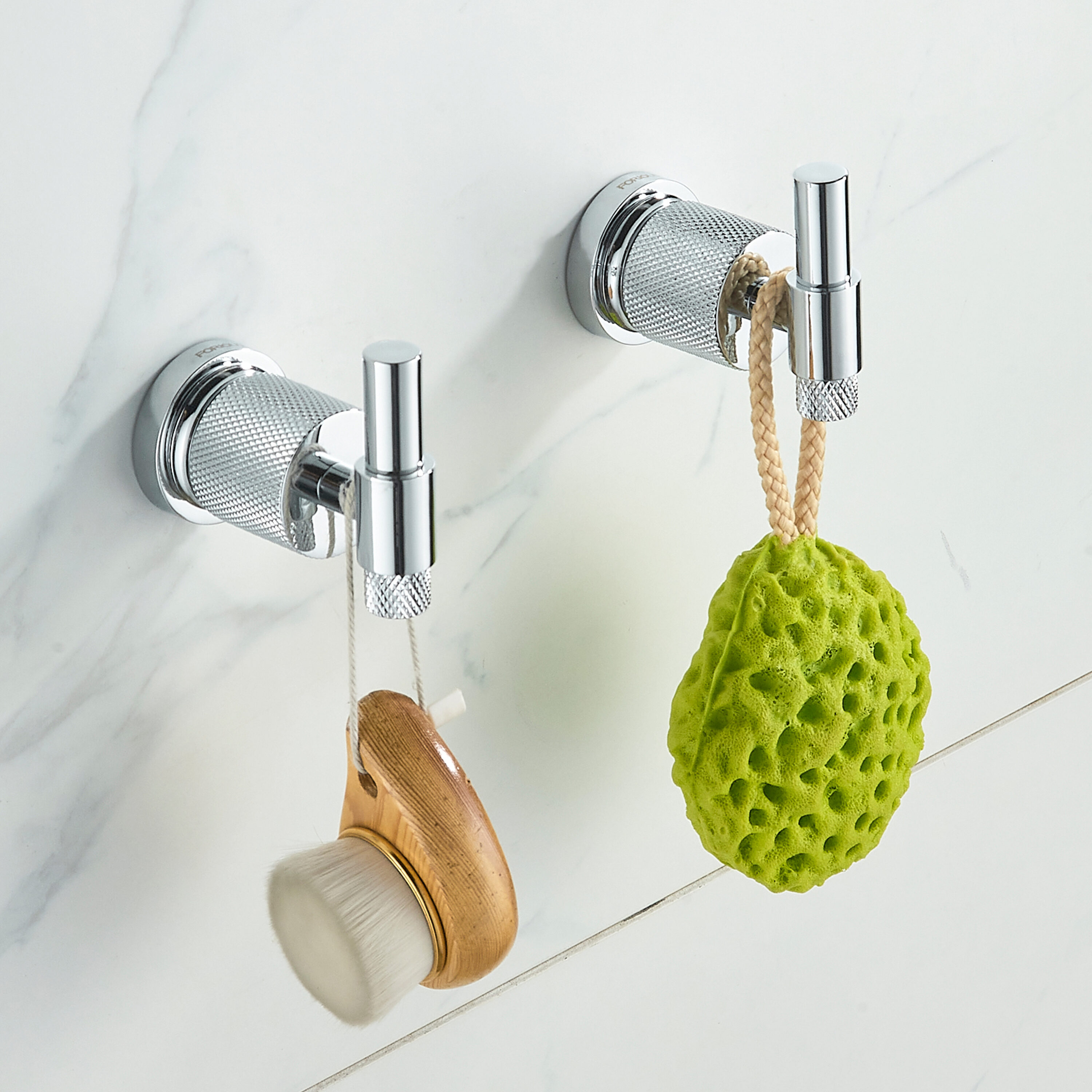 Juego de Accesorios de Baño Decorativo de 4 Piezas cromadas de FORIOUS: Barra de Toalla, Porta Papel Higiénico, Gancho para Batas incluido LL19011CH4C