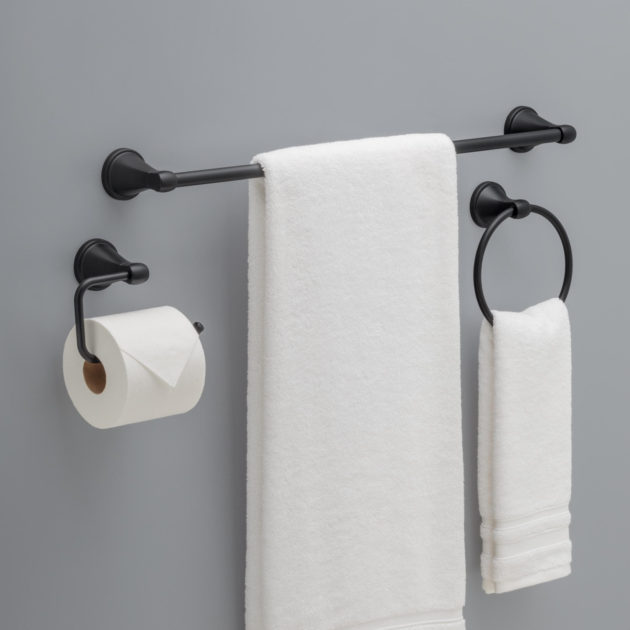 Juego de 3 piezas de accesorios de baño decorativos en negro mate Becker de Delta - Barra de toalla, porta papel higiénico, argolla de toalla incluidos BCK63-MB-VK.