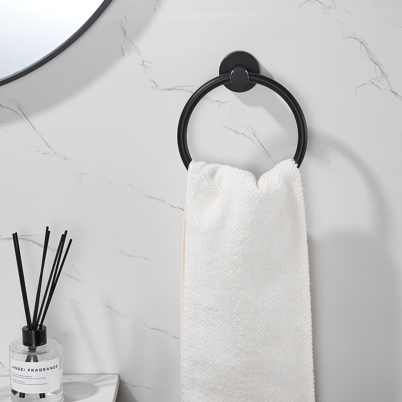 Juego de Accesorios de Baño Decorativos en Negro Mate de 6 Piezas Cobbe, Incluye Barra para Toallas, Porta Papel de Baño, Argolla para Toallas y Gancho para Batas