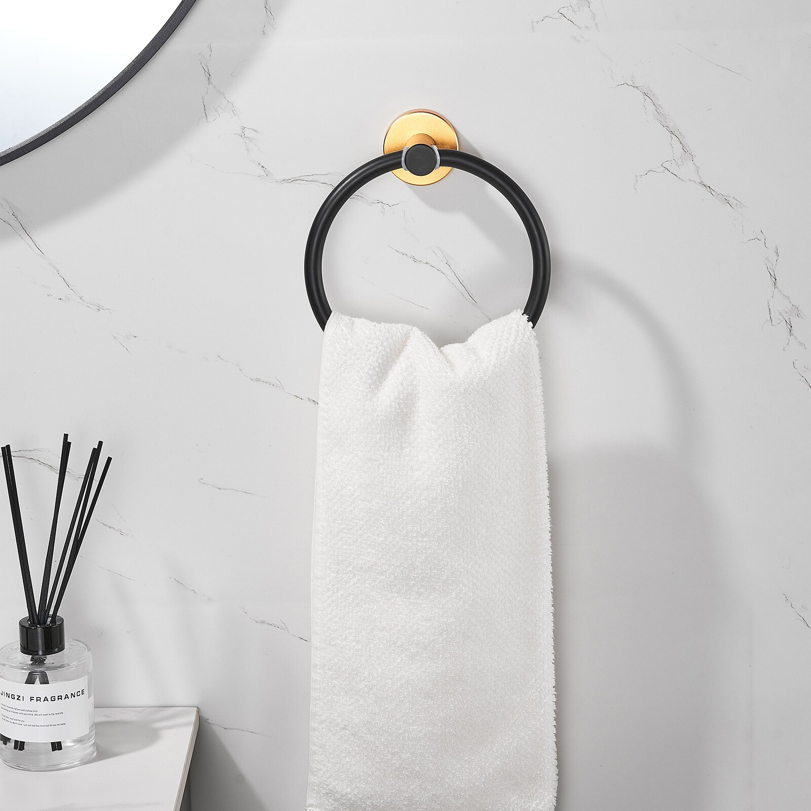 Juego de accesorios de baño decorativos en negro y dorado de 3 piezas con barra para toallas, porta papel higiénico y argolla para toallas Cobbe LSKBHS03034