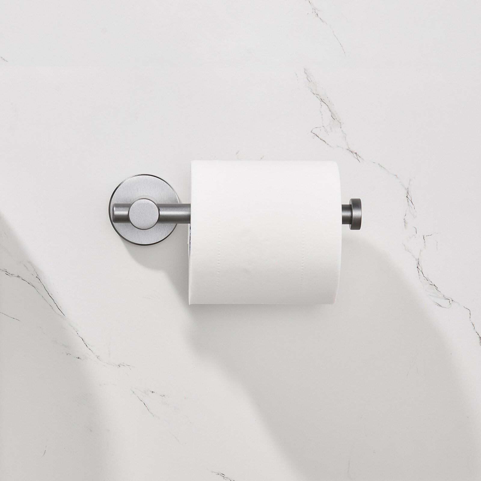 Juego de accesorios de baño decorativos en gris de 3 piezas Cobbe: Barra para toallas, portarrollos de papel higiénico y aro para toallas incluidos