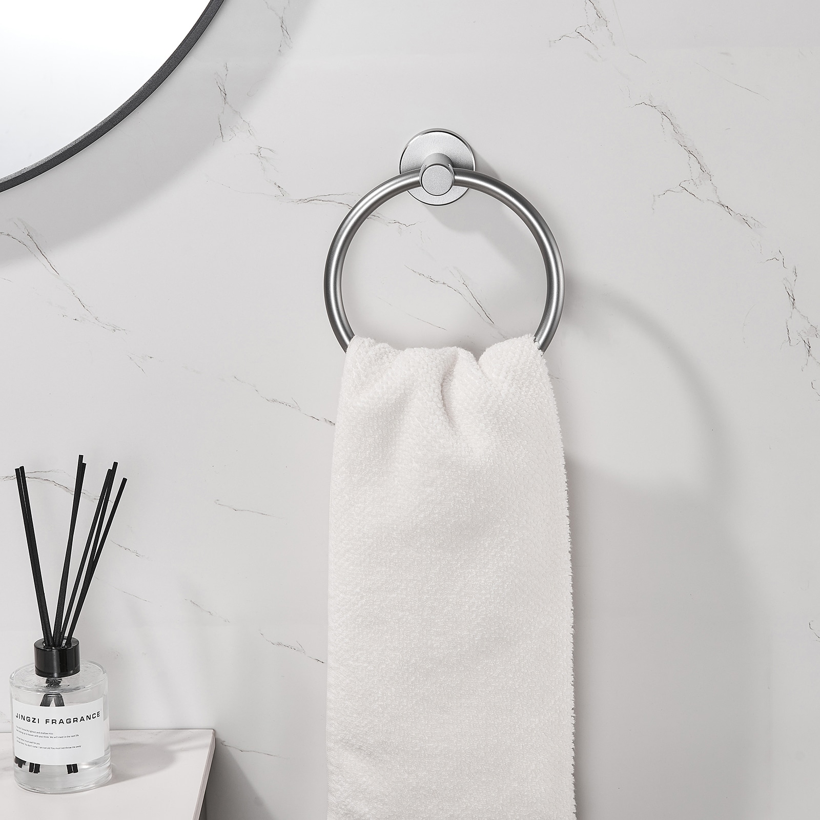 Juego de accesorios de baño decorativos en gris de 3 piezas Cobbe: Barra para toallas, portarrollos de papel higiénico y aro para toallas incluidos