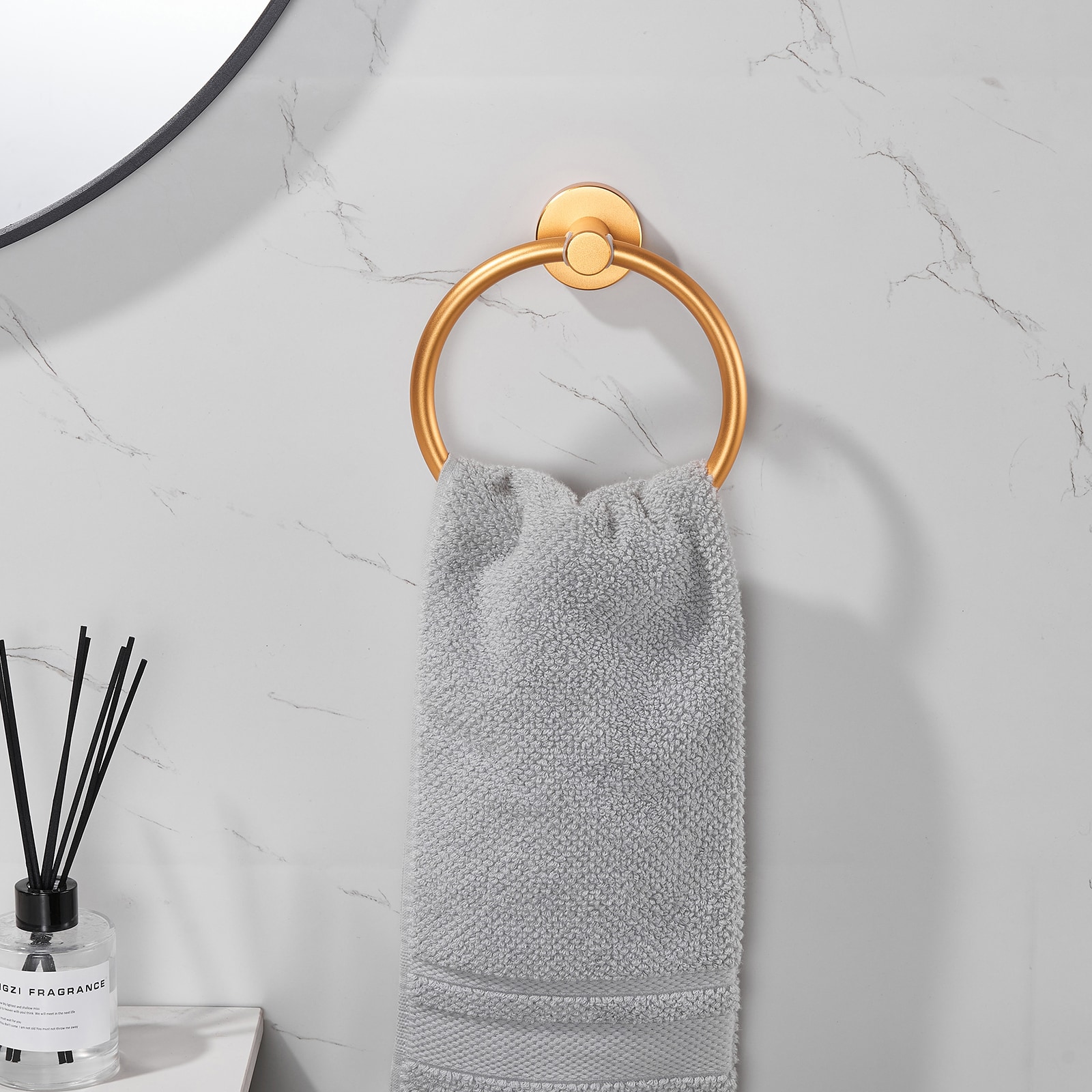 Juego de Accesorios de Baño Decorativos en Oro de 6 Piezas Cobbe - Barra de Toallas, Porta Papel de Baño, Aro de Toalla, Gancho para Batas incluido LSKBHS02063