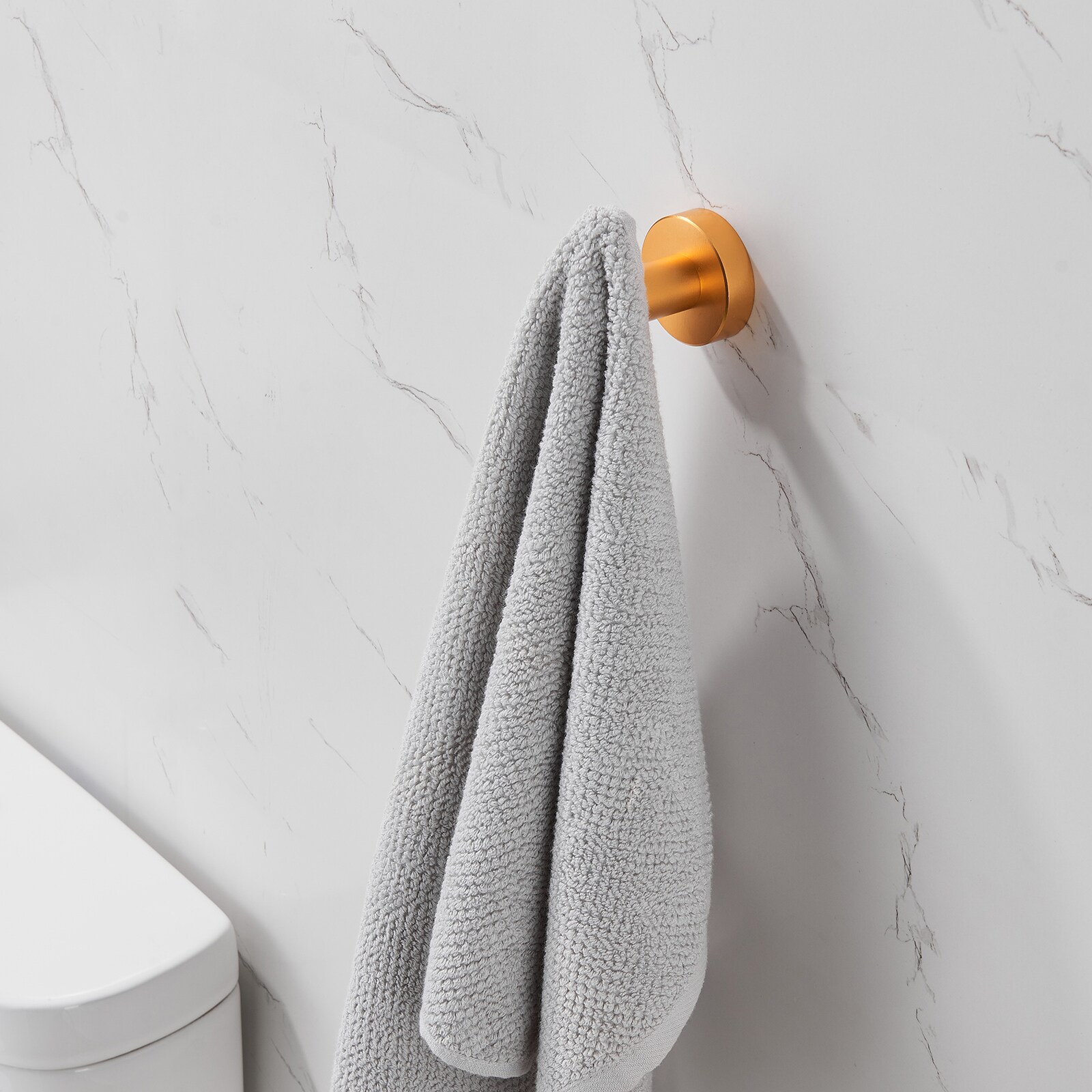 Juego de Accesorios de Baño Decorativos en Oro de 6 Piezas Cobbe - Barra de Toallas, Porta Papel de Baño, Aro de Toalla, Gancho para Batas incluido LSKBHS02063