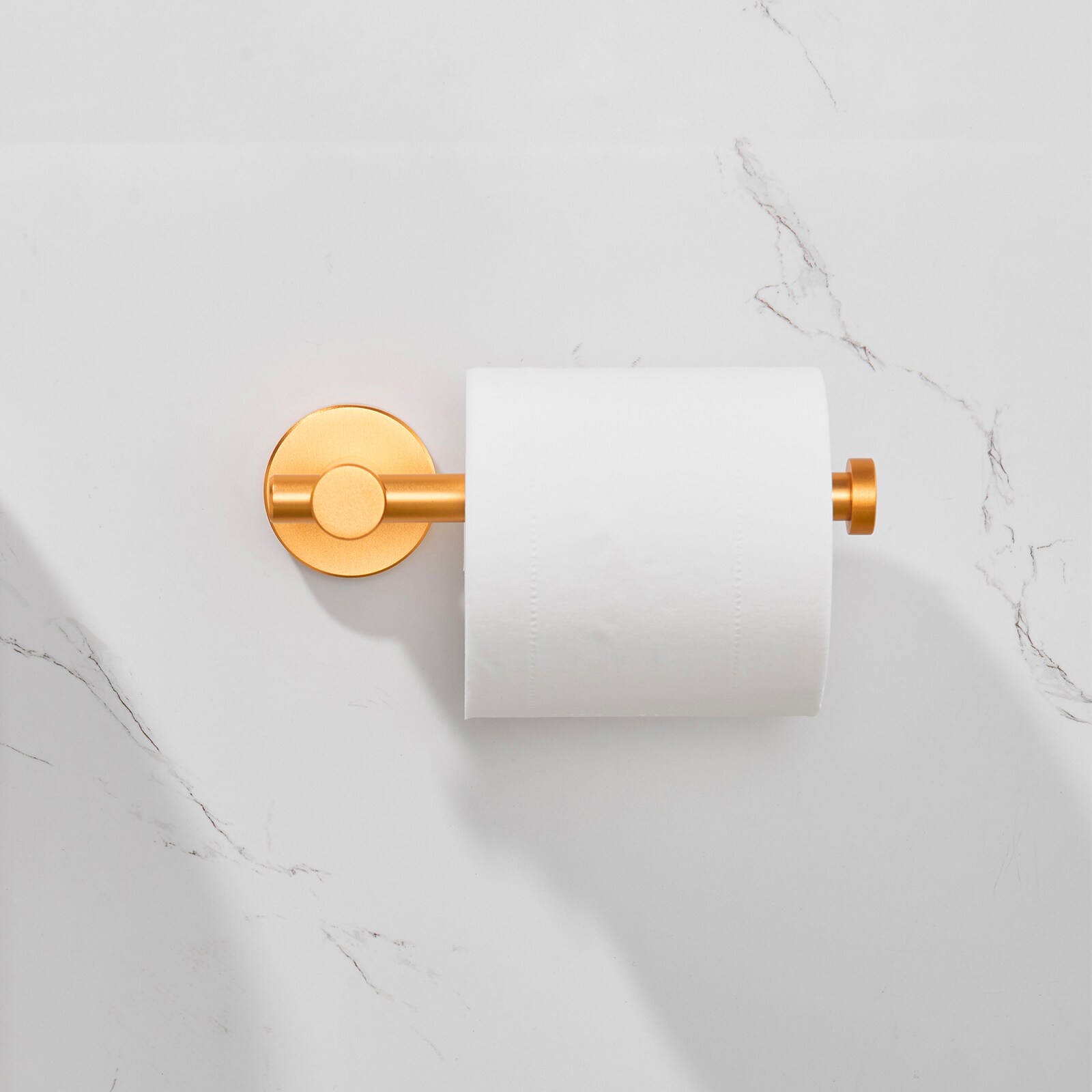 Juego de Accesorios de Baño Decorativos en Oro de 6 Piezas Cobbe - Barra de Toallas, Porta Papel de Baño, Aro de Toalla, Gancho para Batas incluido LSKBHS02063